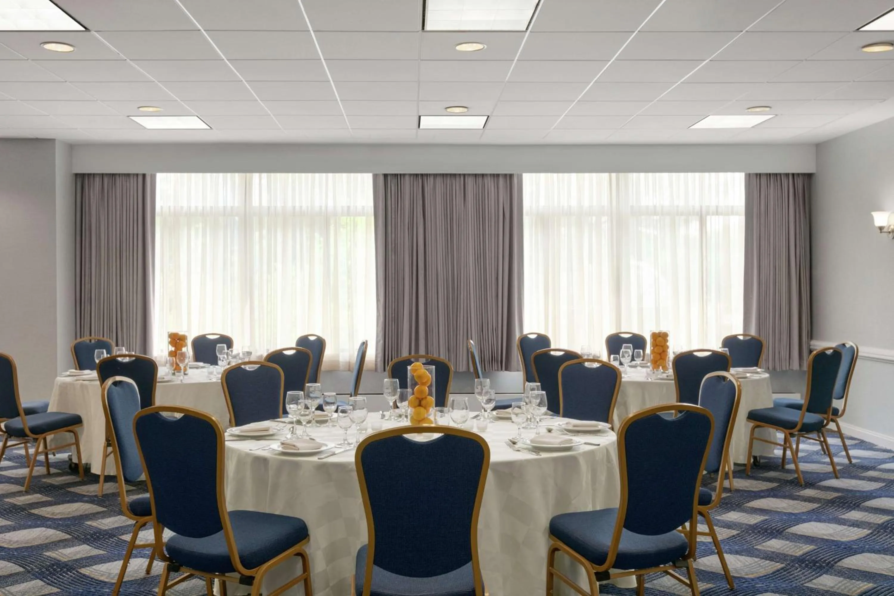 Dining area in Embassy Suites by Hilton Philadelphia Valley Forge