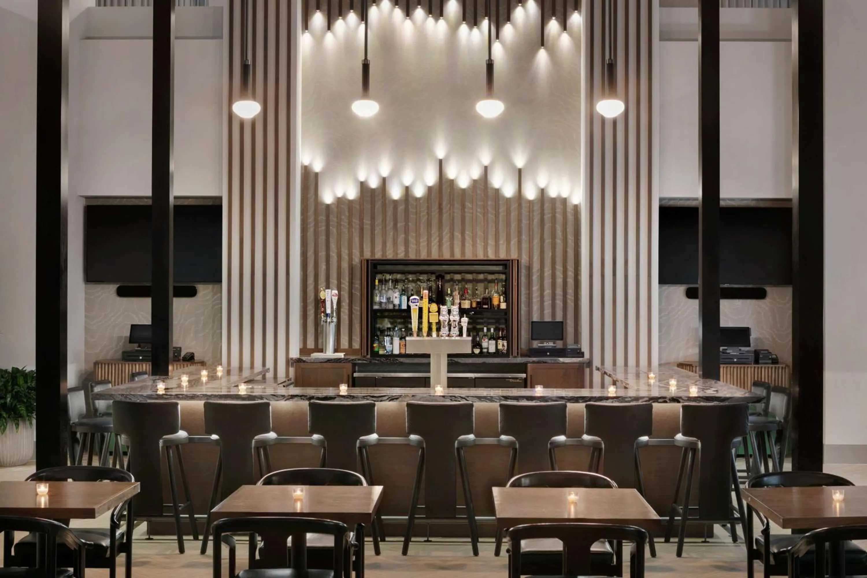 Lounge or bar in Embassy Suites by Hilton Philadelphia Valley Forge