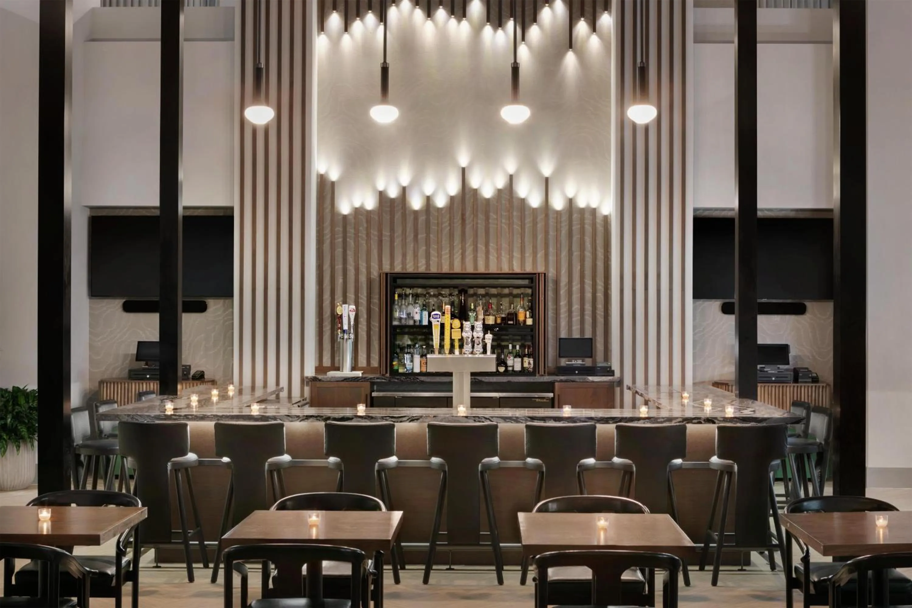 Lounge or bar in Embassy Suites by Hilton Philadelphia Valley Forge