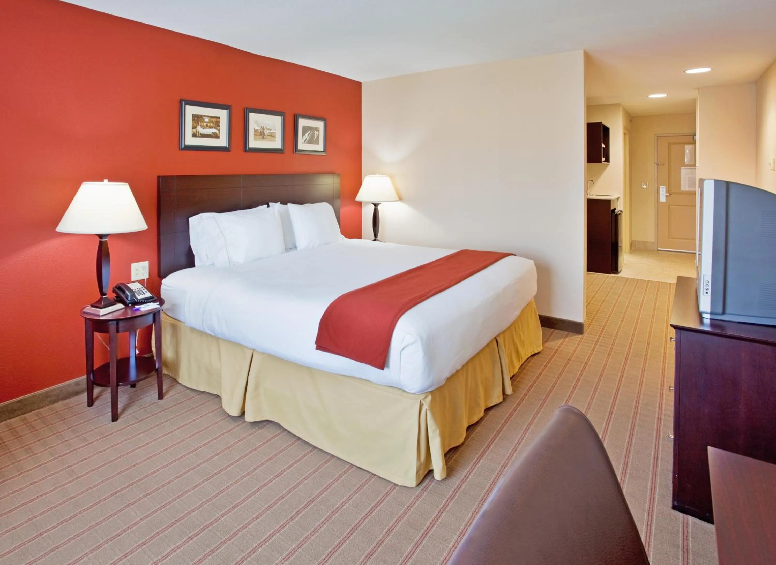 Bed in Holiday Inn Express & Suites East Wichita I-35 Andover by IHG