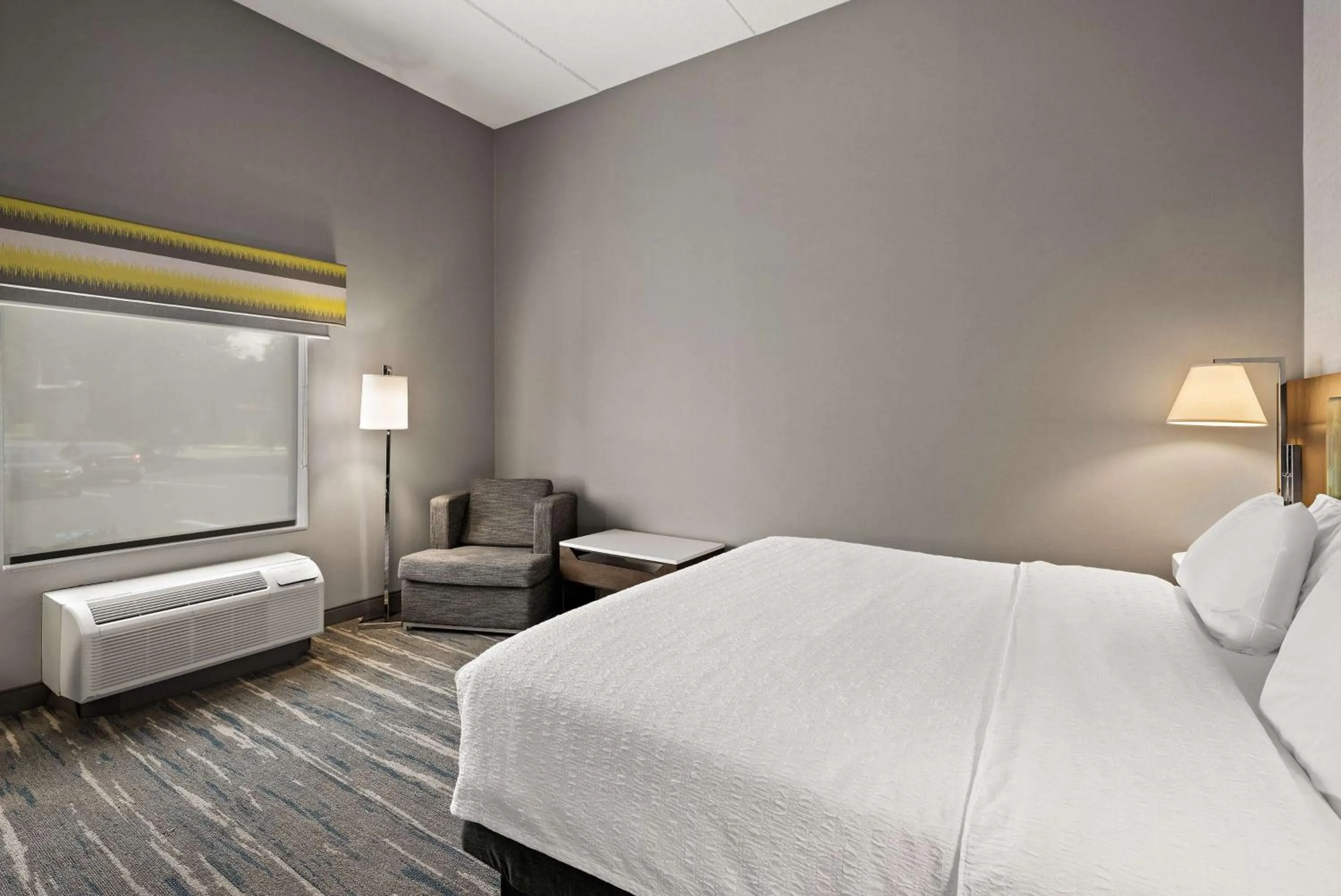 Bed in Hampton Inn & Suites Poughkeepsie