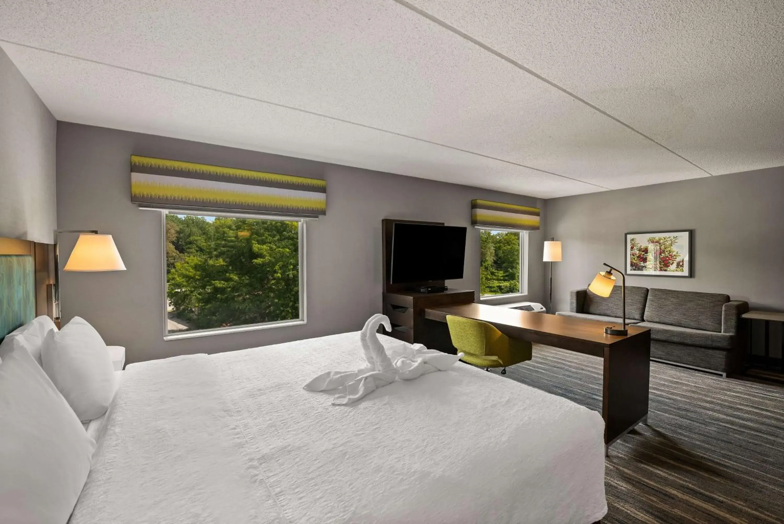 Living room, Bed in Hampton Inn & Suites Poughkeepsie Living room, Bed in Hampton Inn & Suites Poughkeepsie