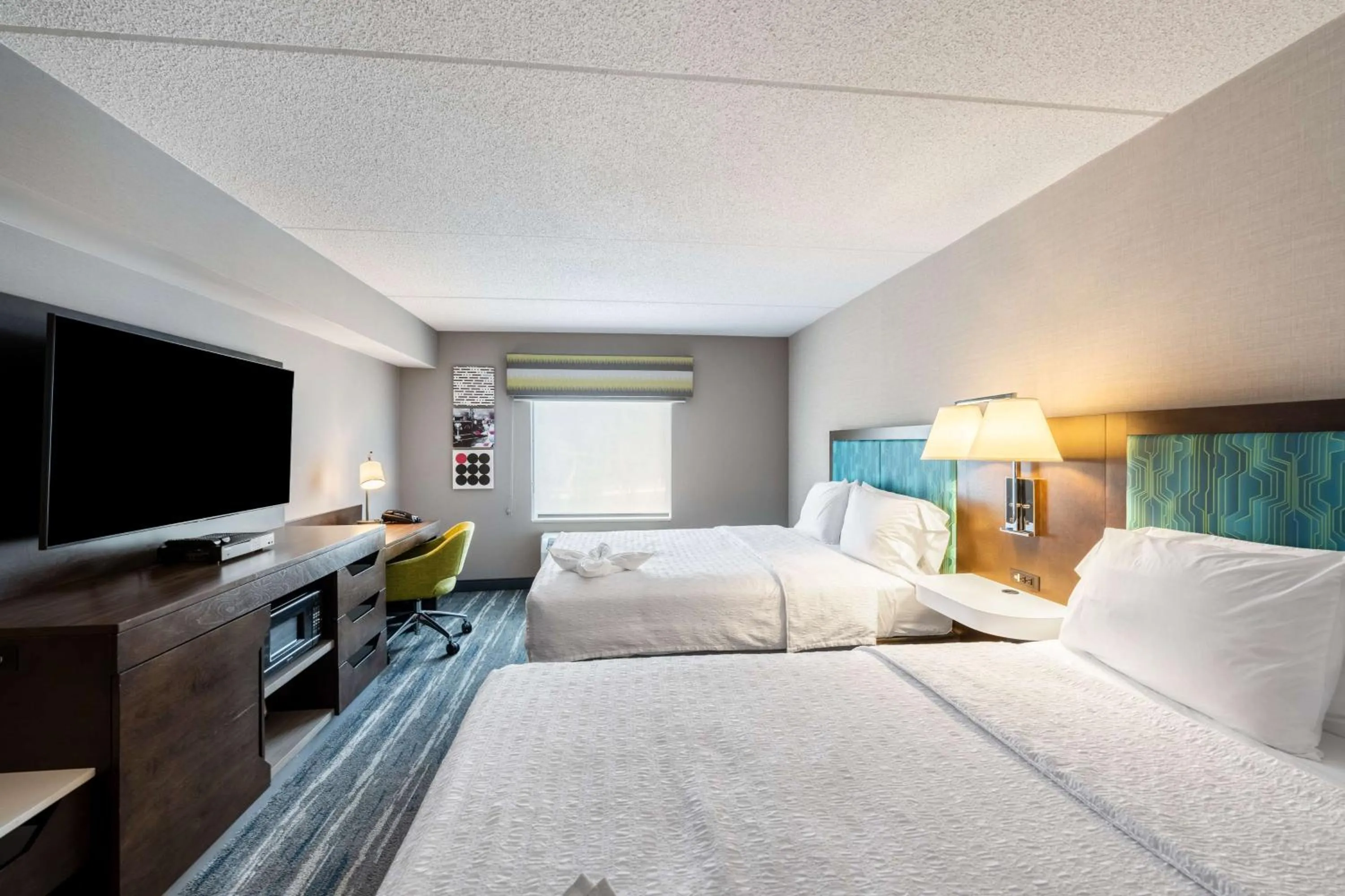 Bed in Hampton Inn & Suites Poughkeepsie