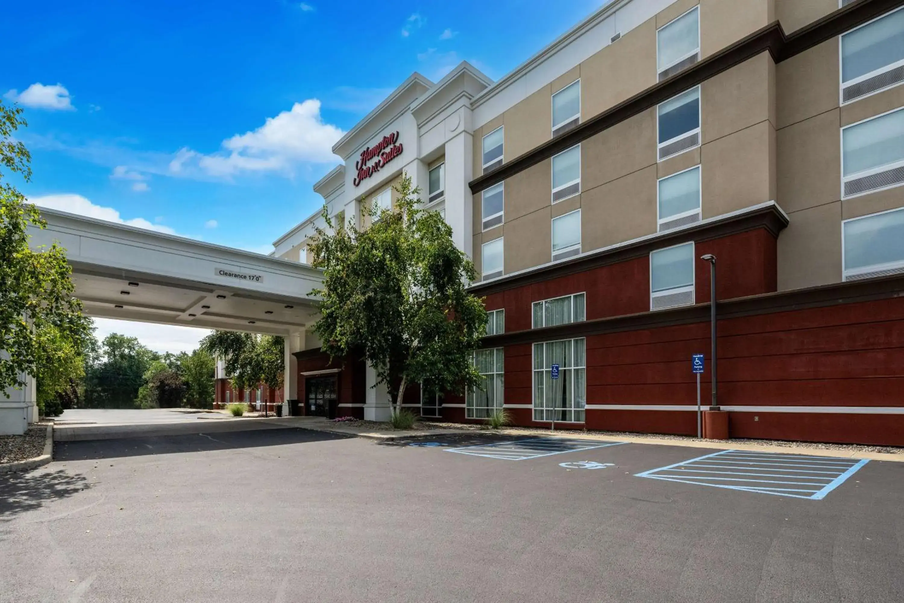 Property building in Hampton Inn & Suites Poughkeepsie Property building in Hampton Inn & Suites Poughkeepsie