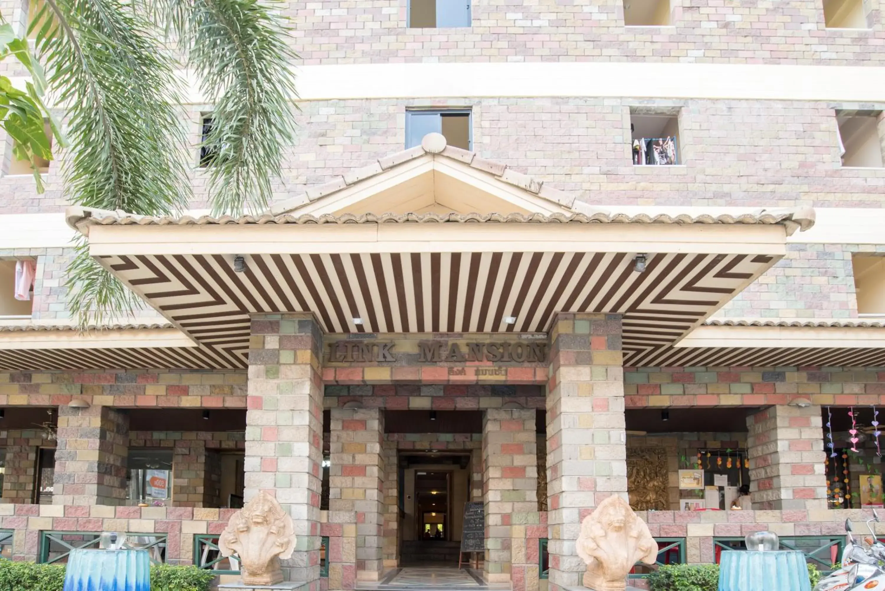 Facade/entrance in Link Mansion Facade/entrance in Link Mansion