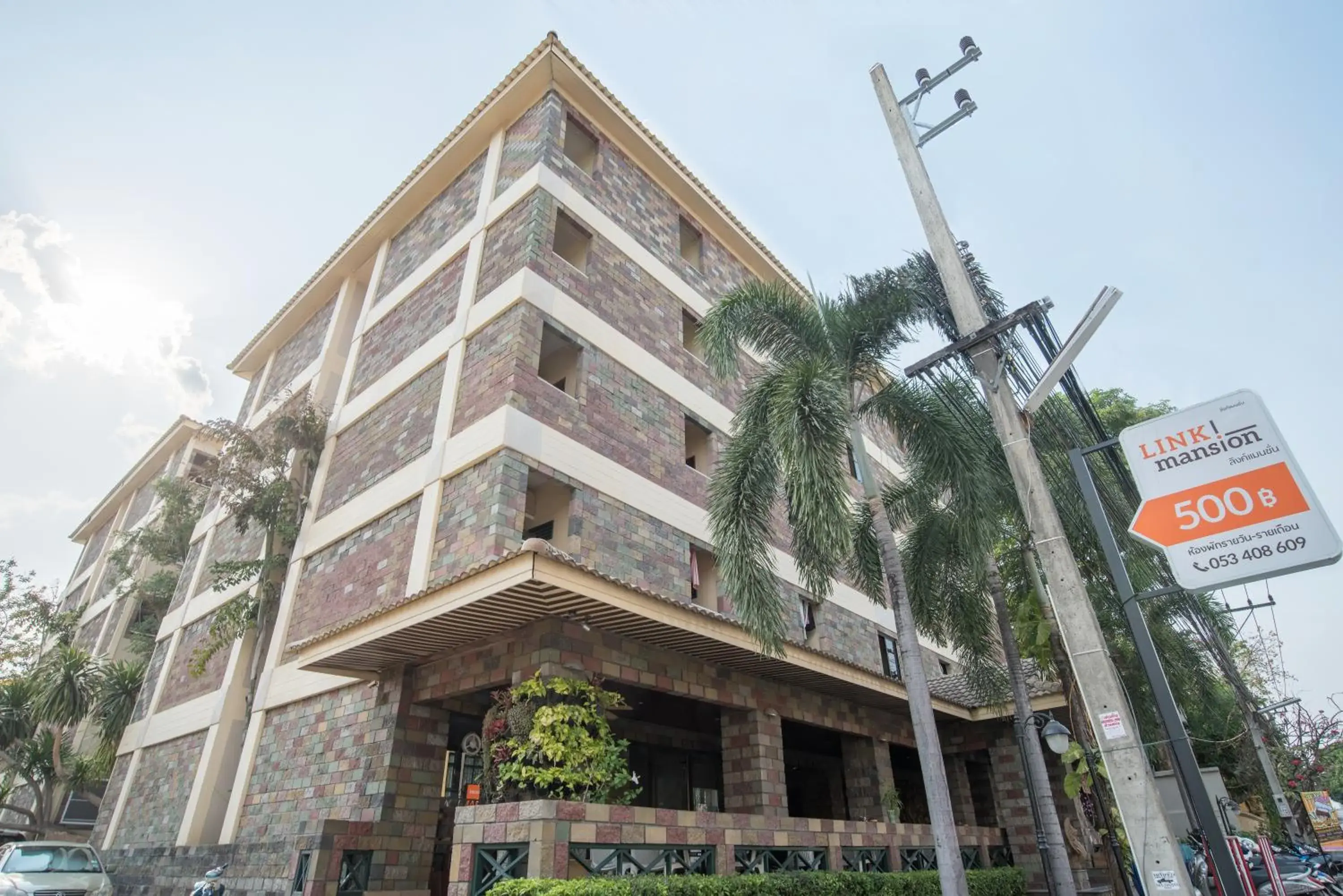 Facade/entrance in Link Mansion Facade/entrance in Link Mansion