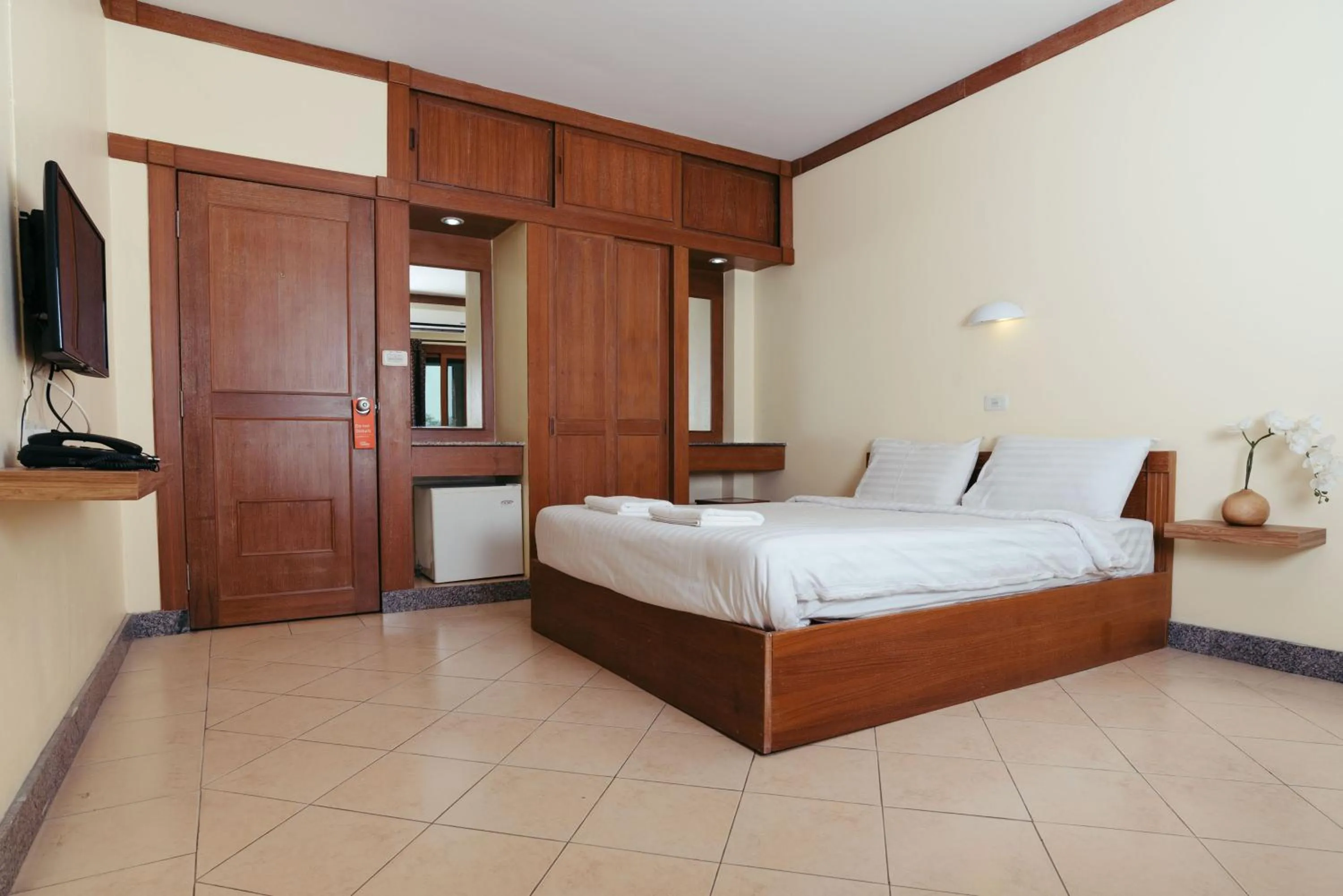 Photo of the whole room, Bed in Link Mansion