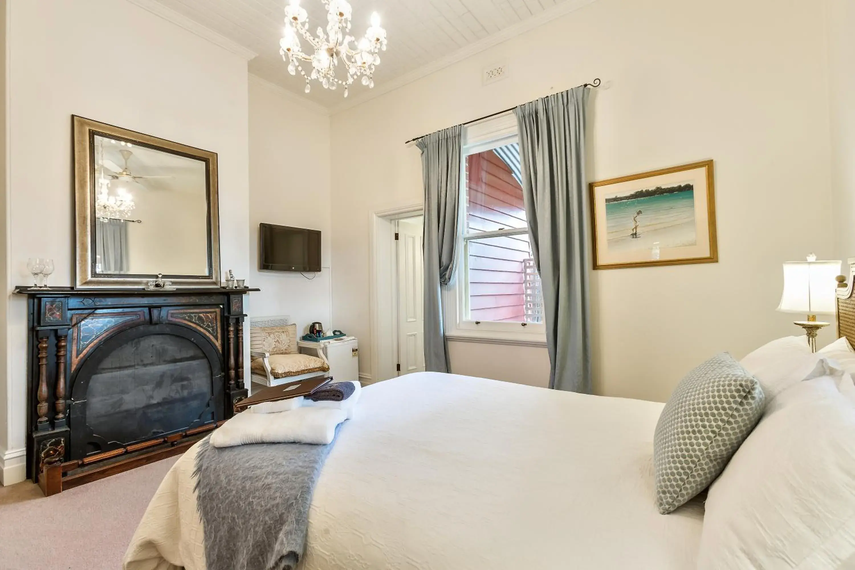 Deluxe Queen Room in The Graces Beechworth Deluxe Queen Room in The Graces Beechworth