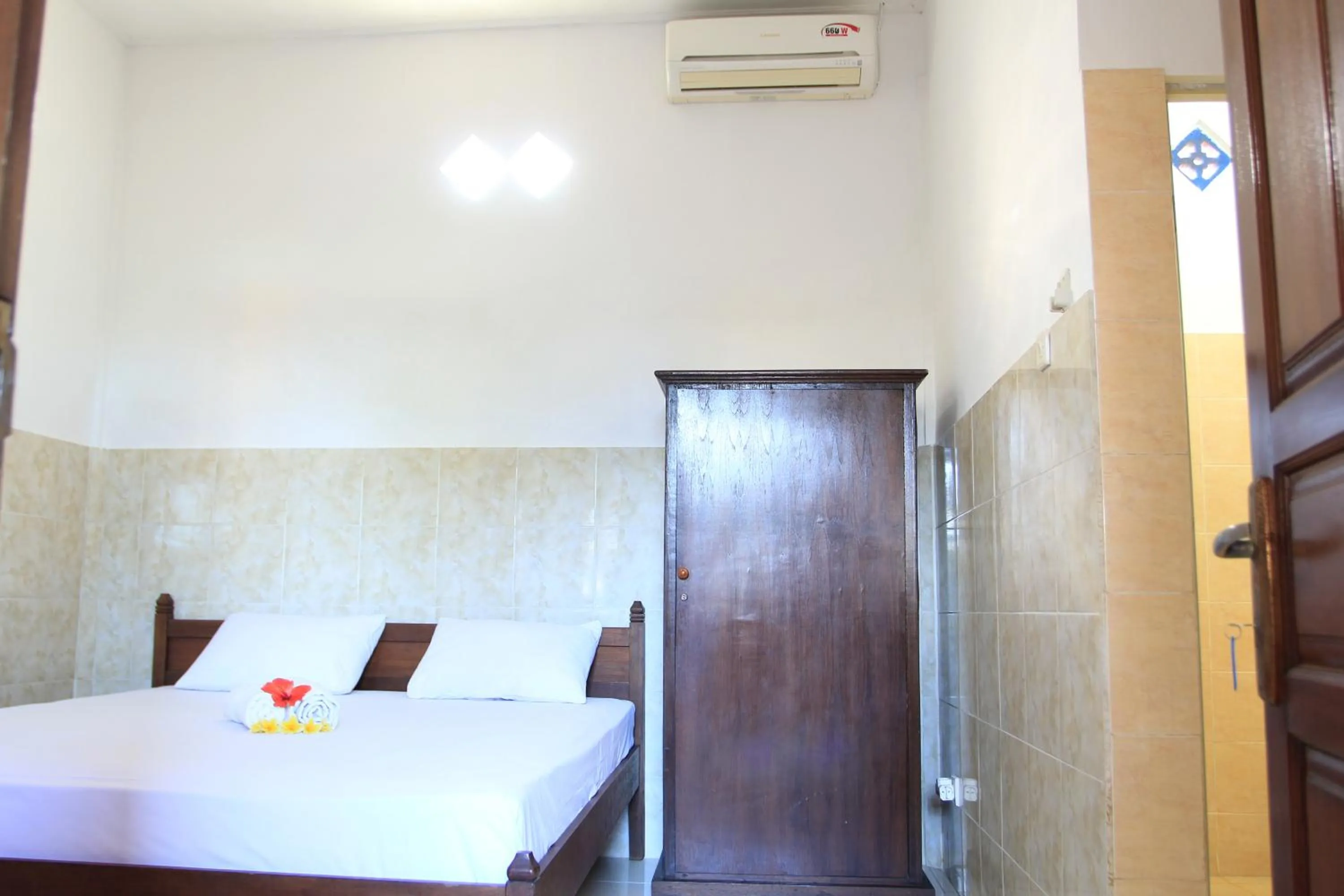 Photo of the whole room, Bed in Losmen Cempaka 3