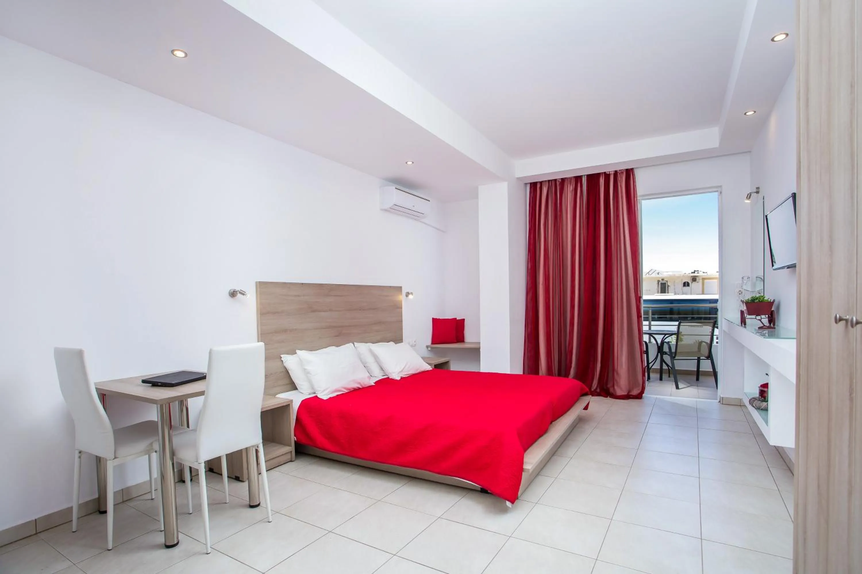 Photo of the whole room, Bed in Stay Helios