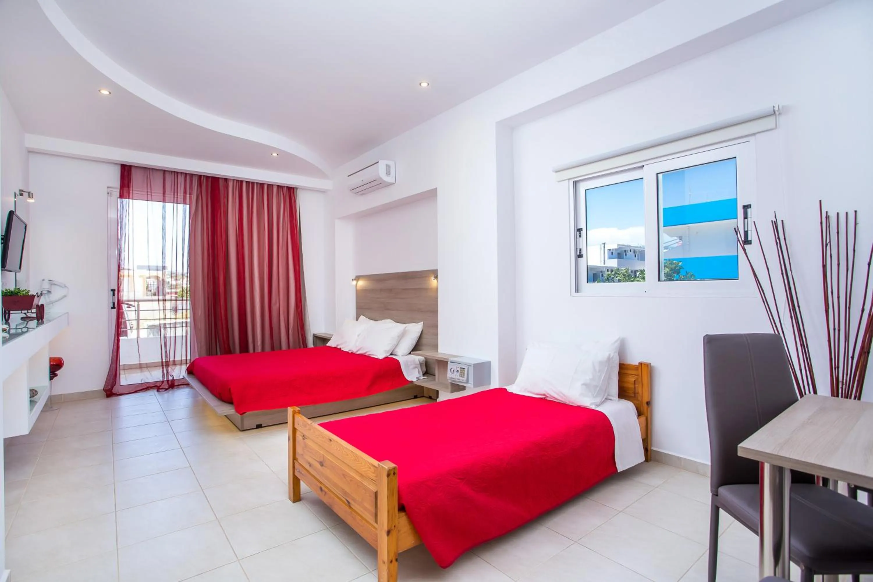 Photo of the whole room, Bed in Stay Helios