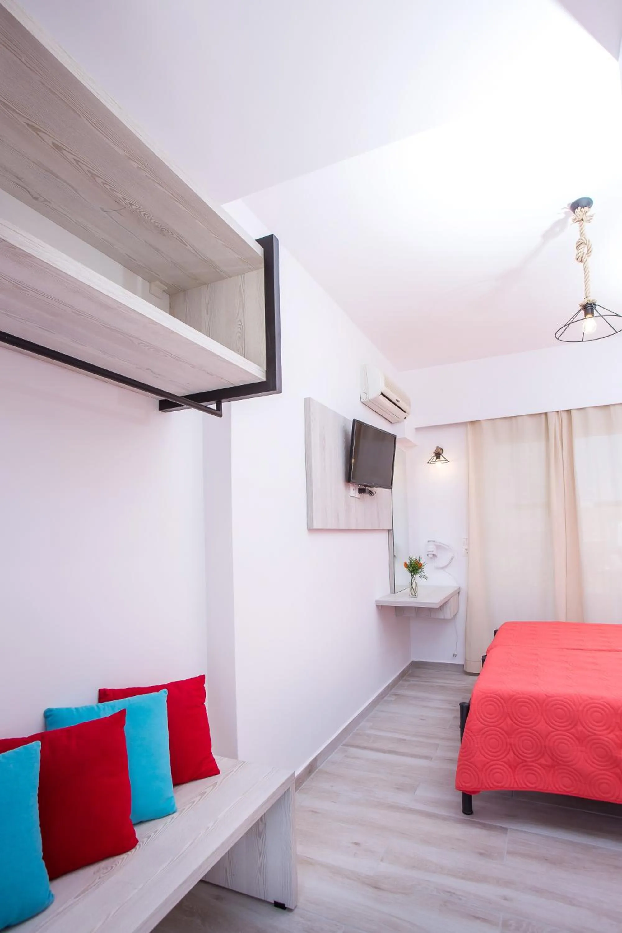 Photo of the whole room, Bed in Stay Helios