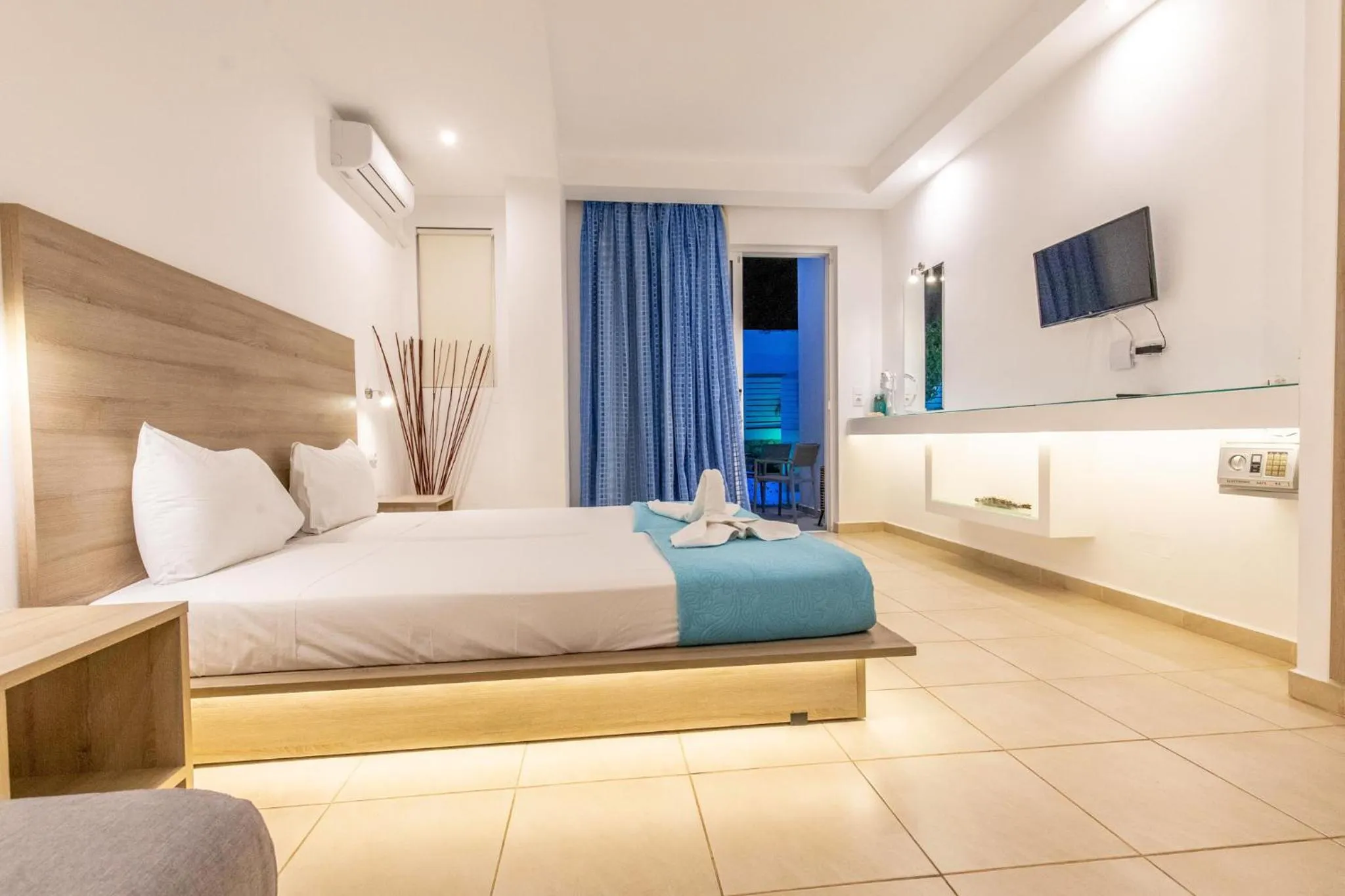 Photo of the whole room, Bed in Stay Helios