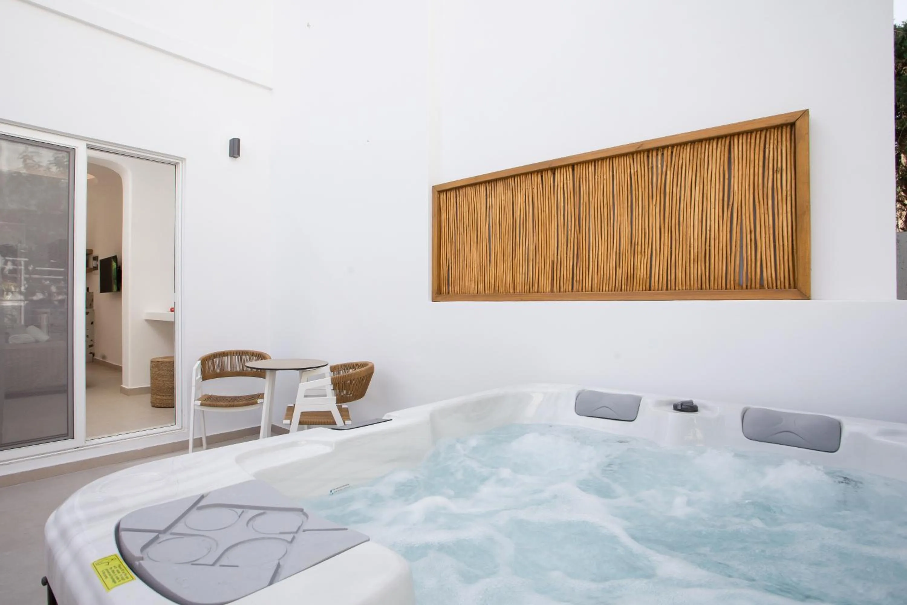 Hot Tub, Bed in Stay Helios