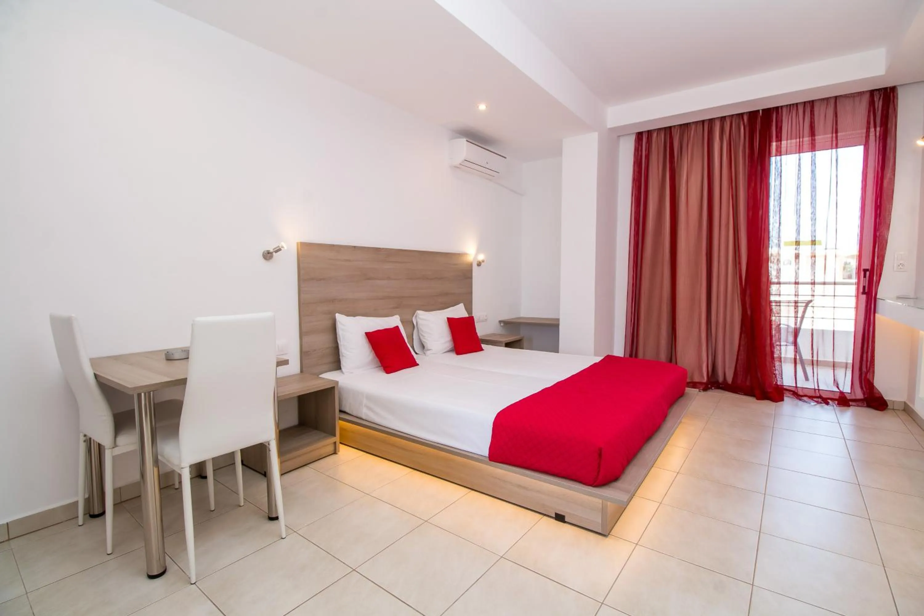 Seating area, Bed in Stay Helios