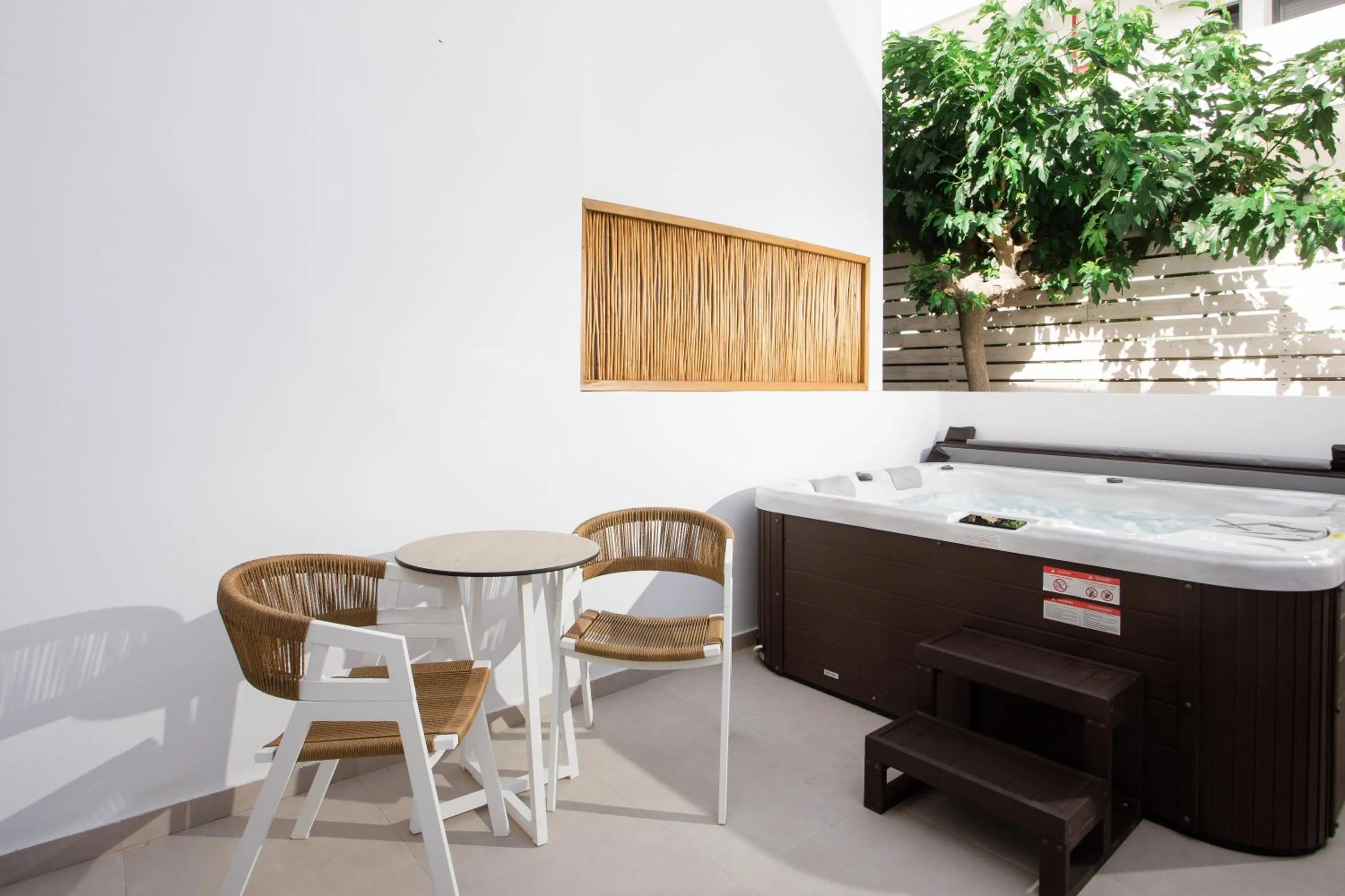 Hot Tub in Stay Helios