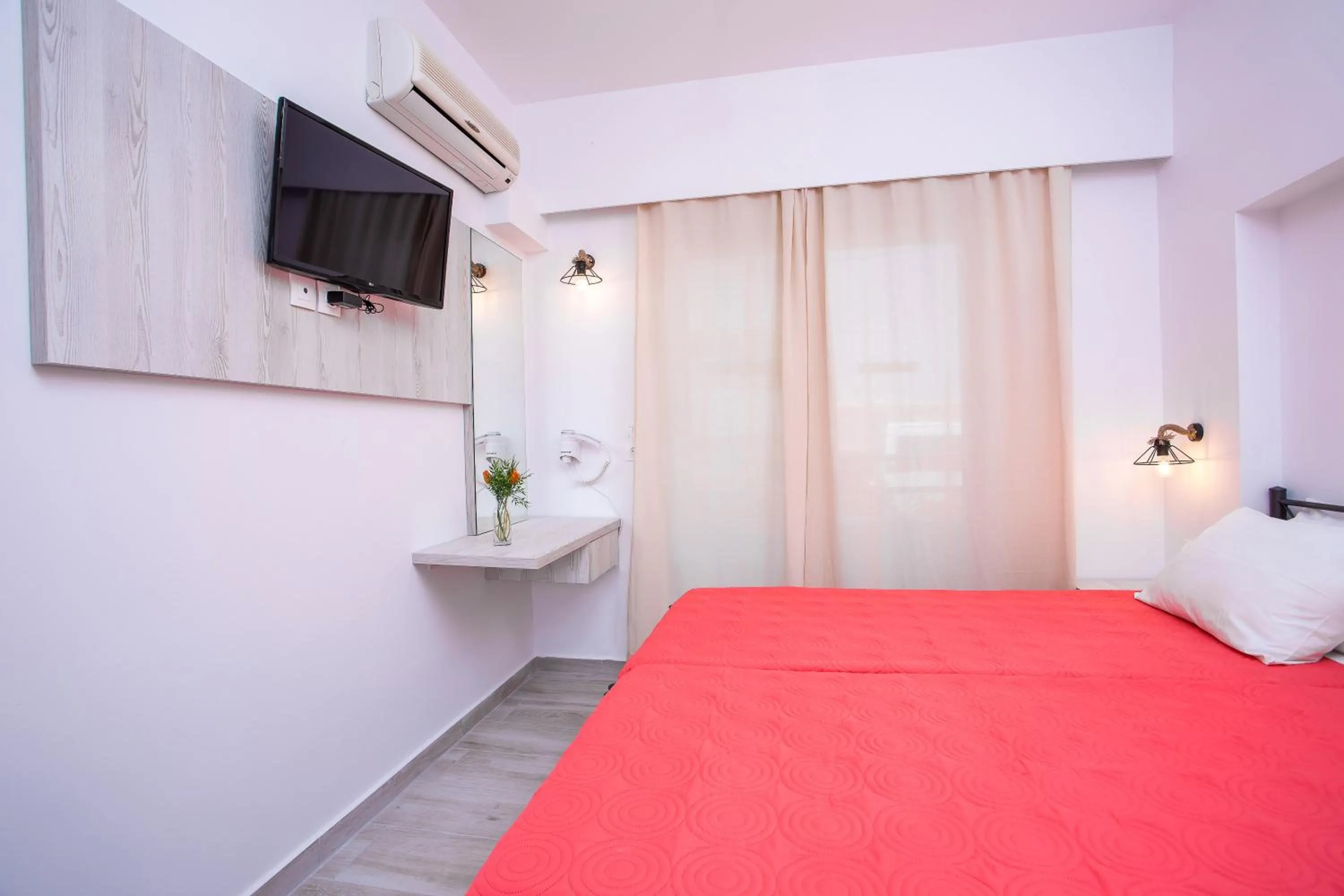 Photo of the whole room, Bed in Stay Helios