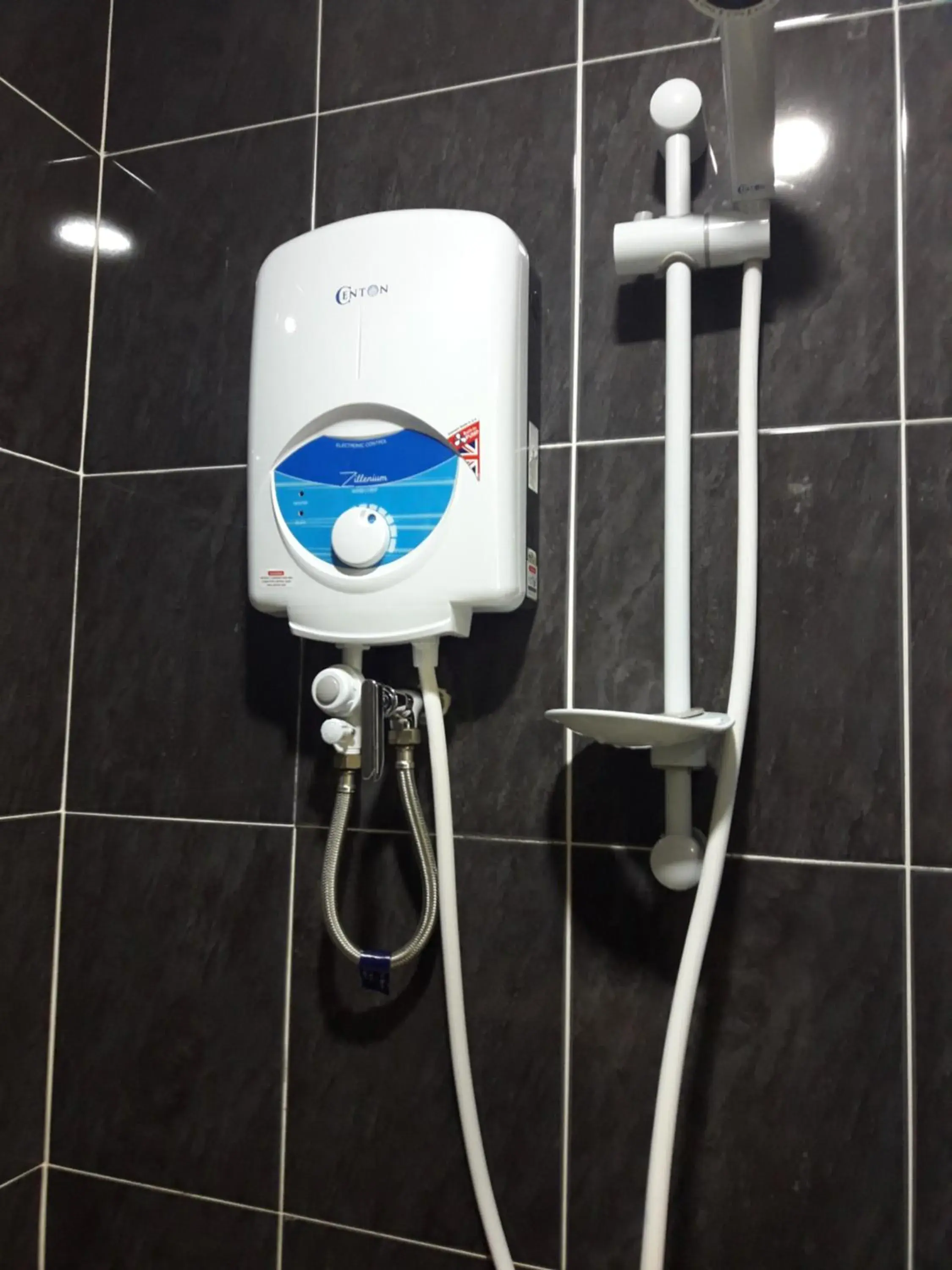 Shower in Hotel Al Abraar Shower in Hotel Al Abraar