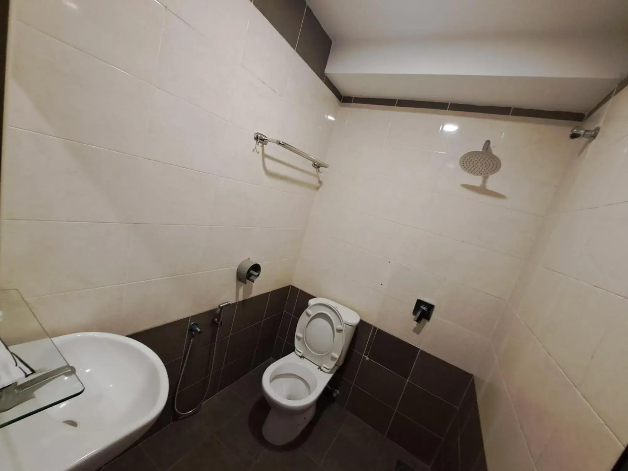 Bathroom in Hotel Al Abraar Bathroom in Hotel Al Abraar