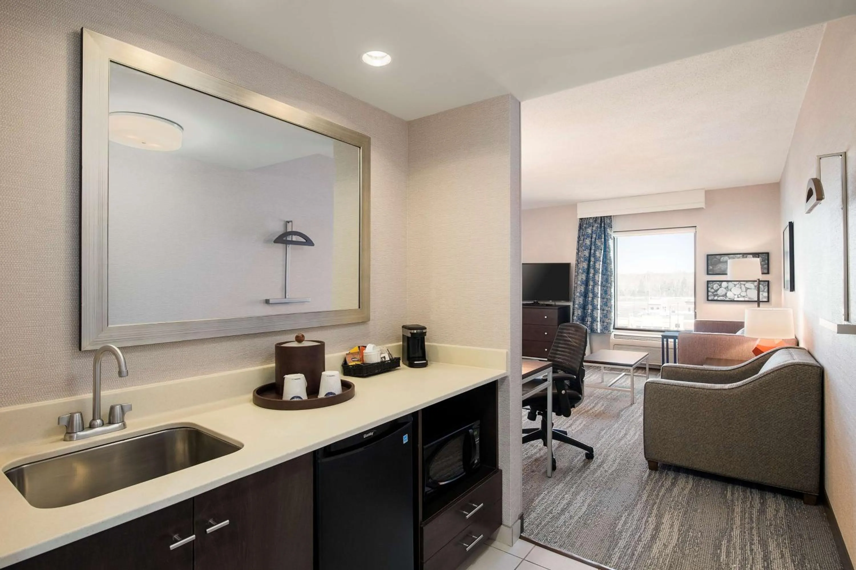 TV and multimedia in Hampton Inn & Suites by Hilton Dartmouth - Halifax