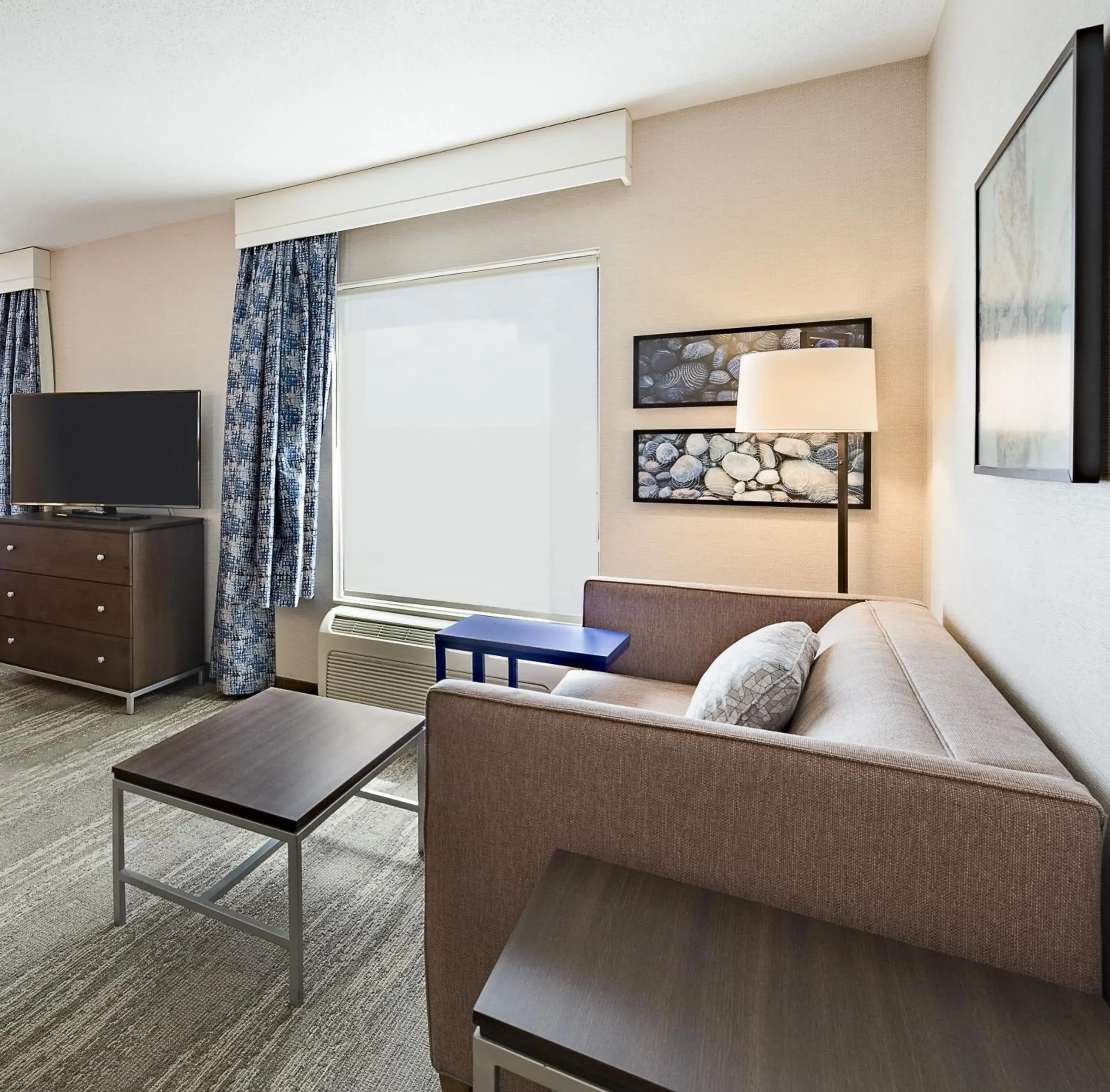 King Room with Sofa Bed and Study - Non-Smoking in Hampton Inn & Suites by Hilton Dartmouth - Halifax King Room with Sofa Bed and Study - Non-Smoking in Hampton Inn & Suites by Hilton Dartmouth - Halifax