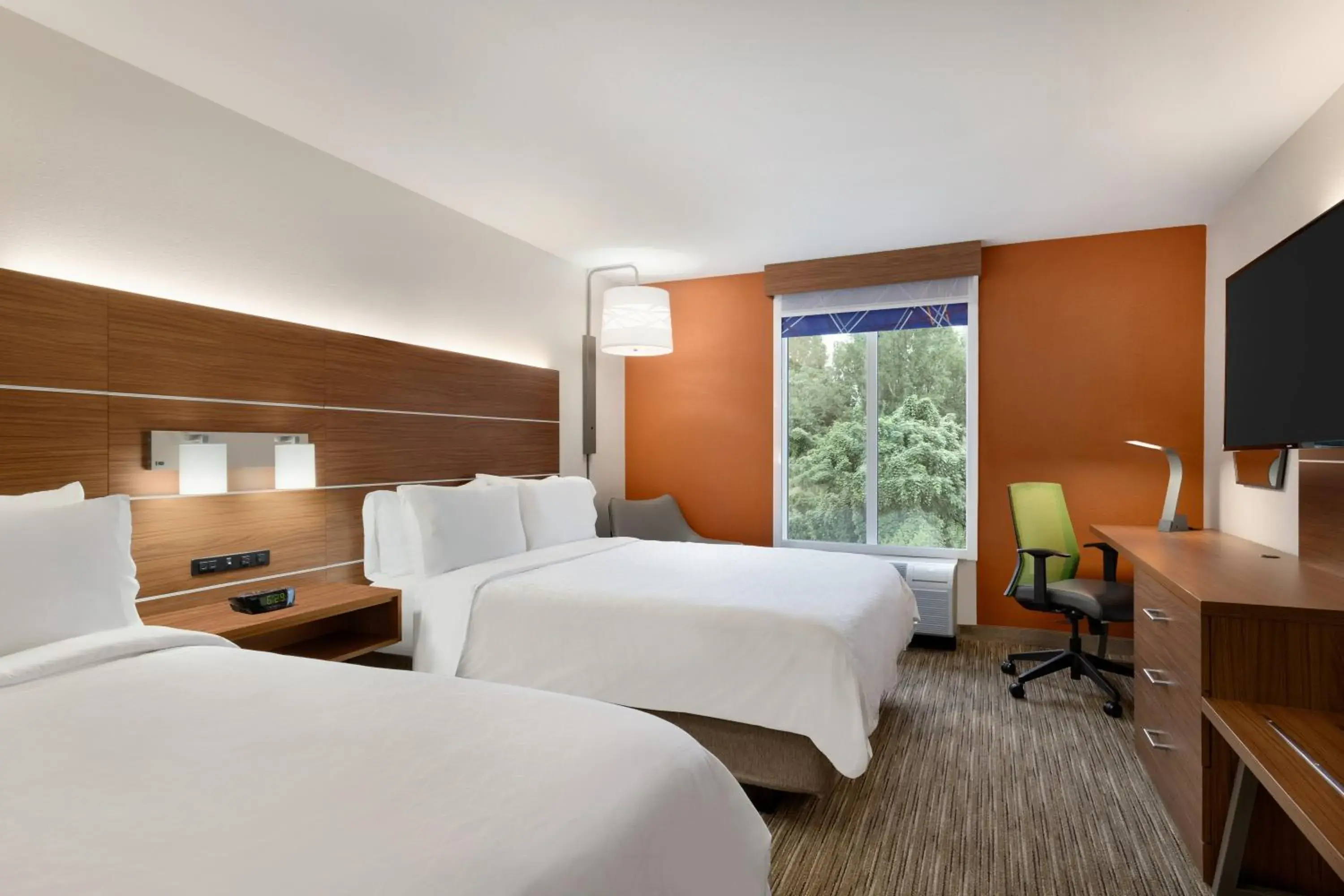 Standard Queen Room with Two Queen Beds and Mobility Accessible Tub in Holiday Inn Express Hotel & Suites Auburn - University Area by IHG Standard Queen Room with Two Queen Beds and Mobility Accessible Tub in Holiday Inn Express Hotel & Suites Auburn - University Area by IHG