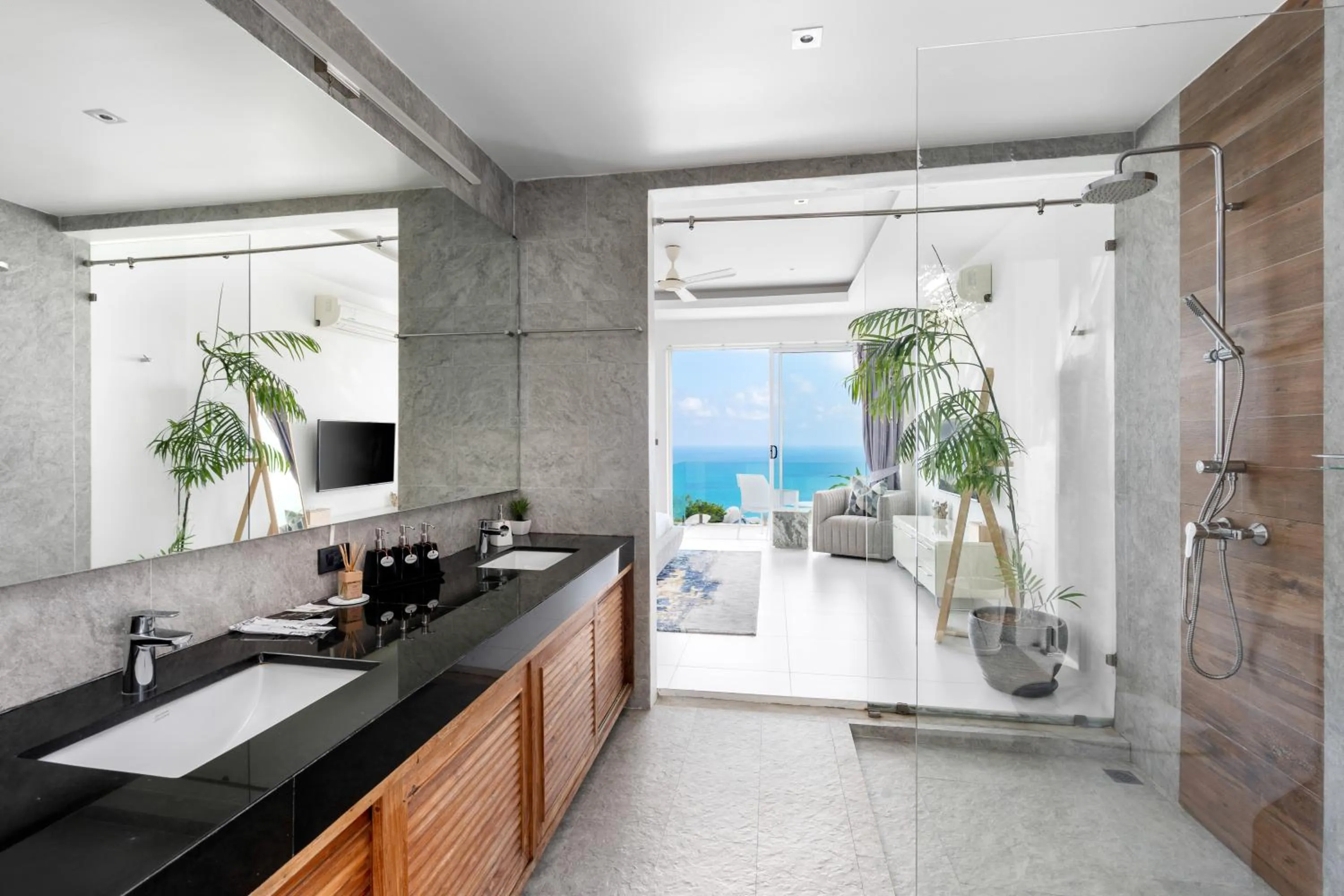 Shower in Villa Melo