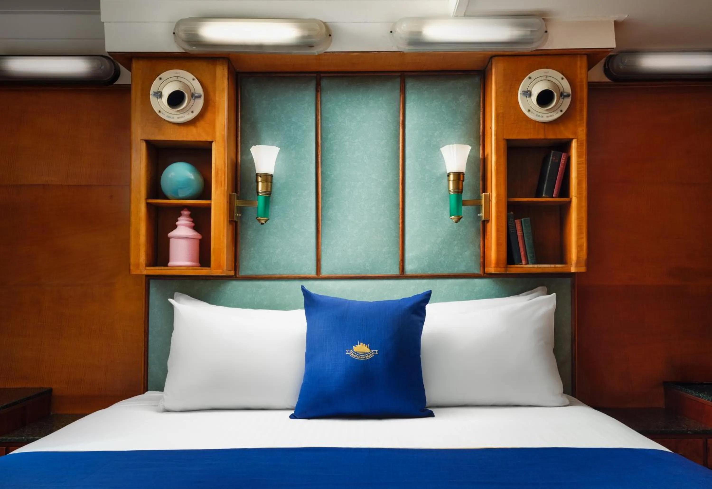 Bedroom, Bed in The Queen Mary