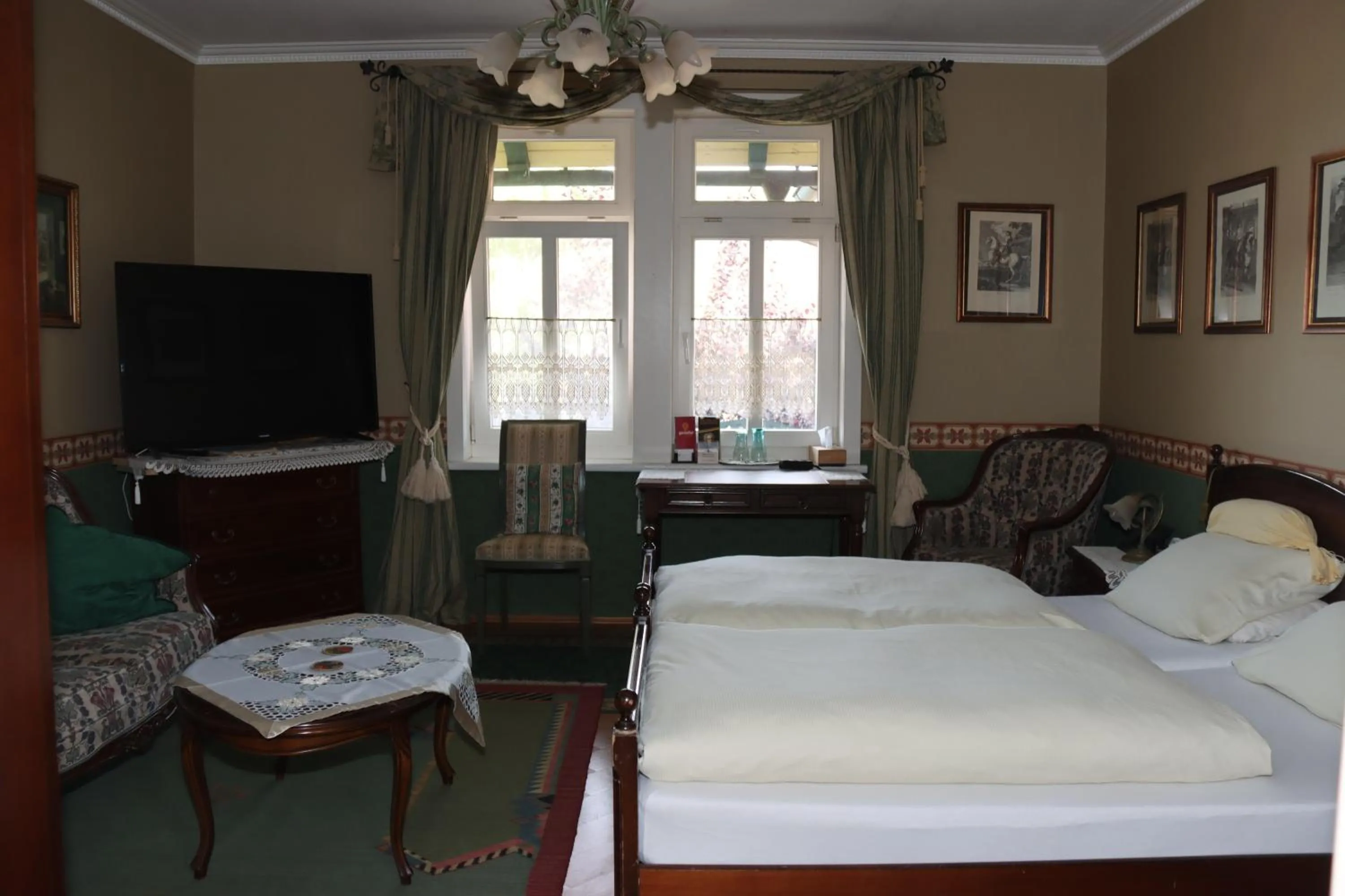 Communal lounge/ TV room, Bed in Villa Bomberg