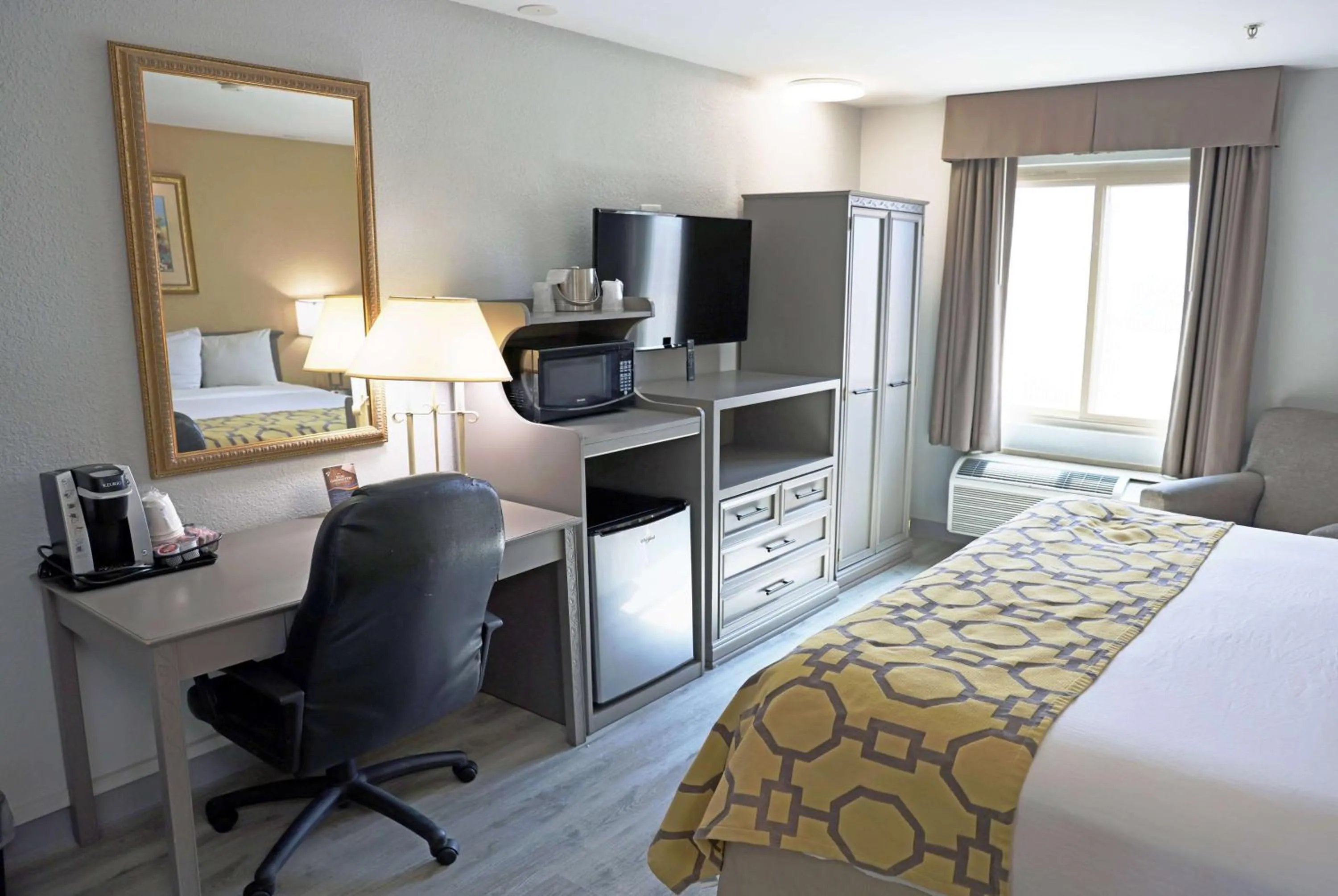 Photo of the whole room, Bed in Baymont by Wyndham Barstow Historic Route 66