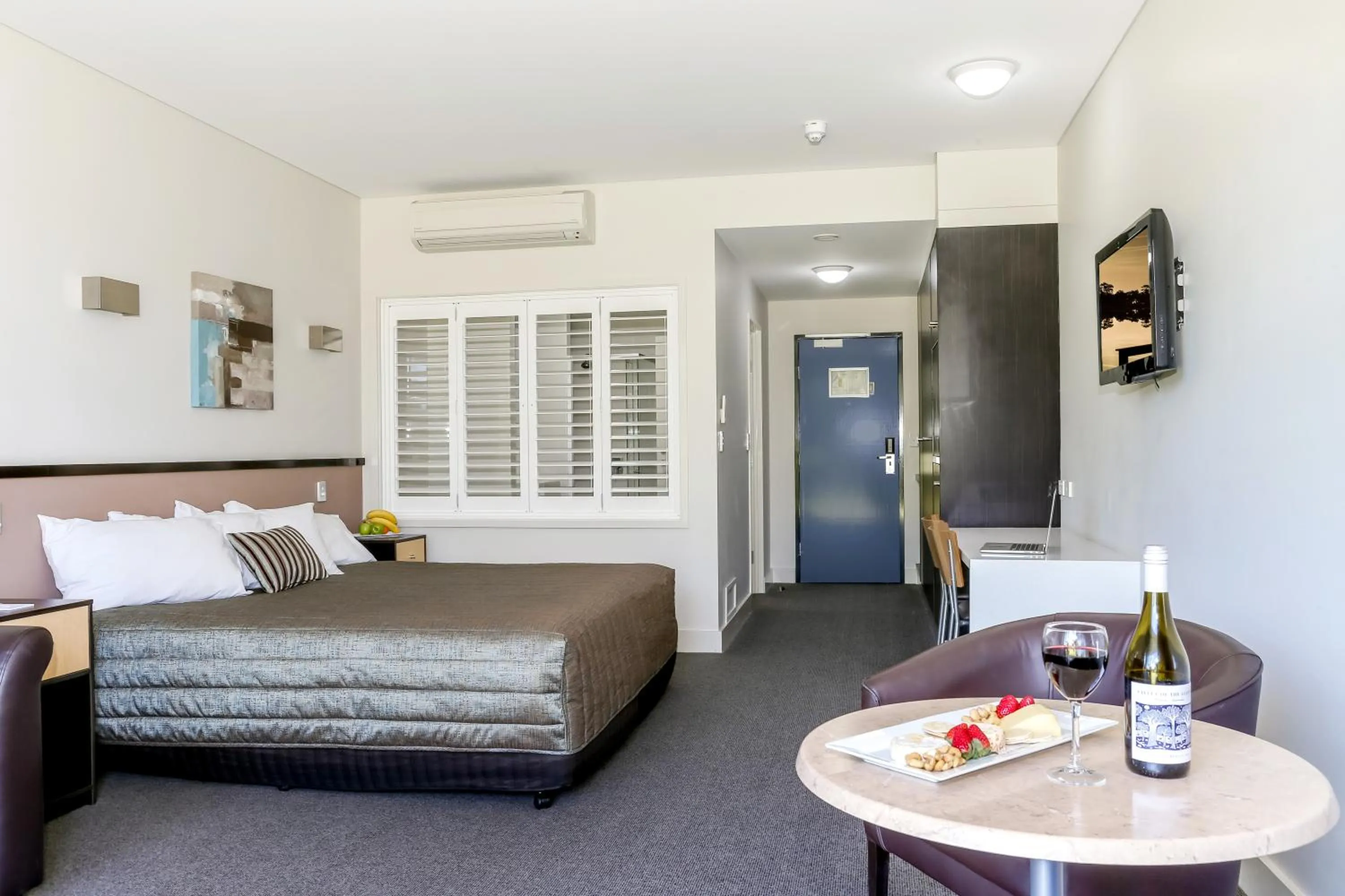 Photo of the whole room, Bed in Macquarie 4 Star