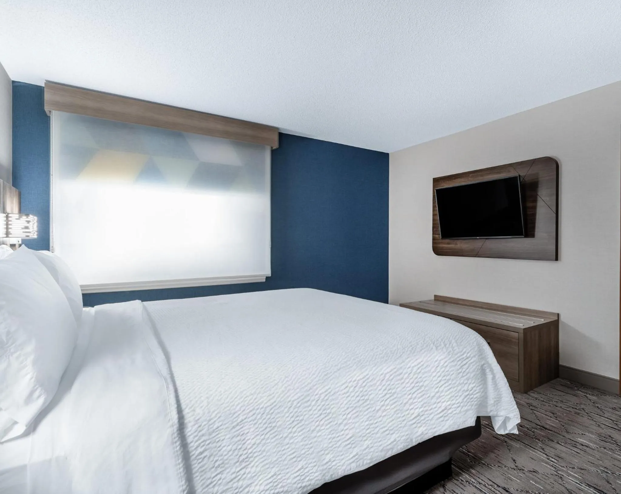 Photo of the whole room, Bed in Holiday Inn Express Hotel & Suites-St. Paul by IHG