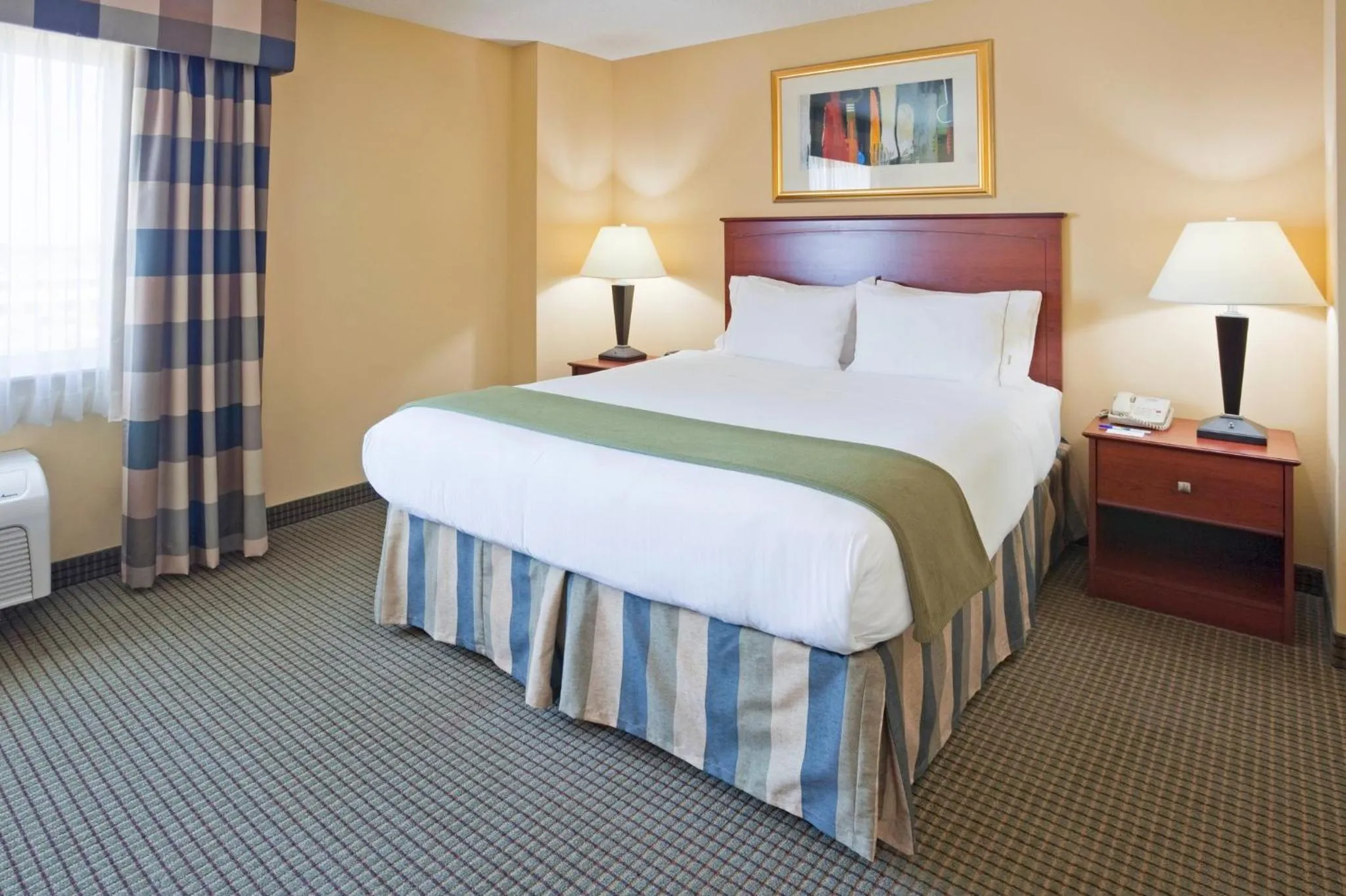 Photo of the whole room, Bed in Holiday Inn Express Hotel & Suites-St. Paul by IHG