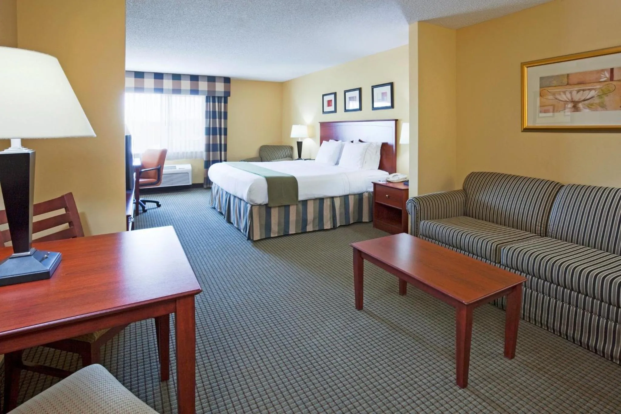 Photo of the whole room, Bed in Holiday Inn Express Hotel & Suites-St. Paul by IHG