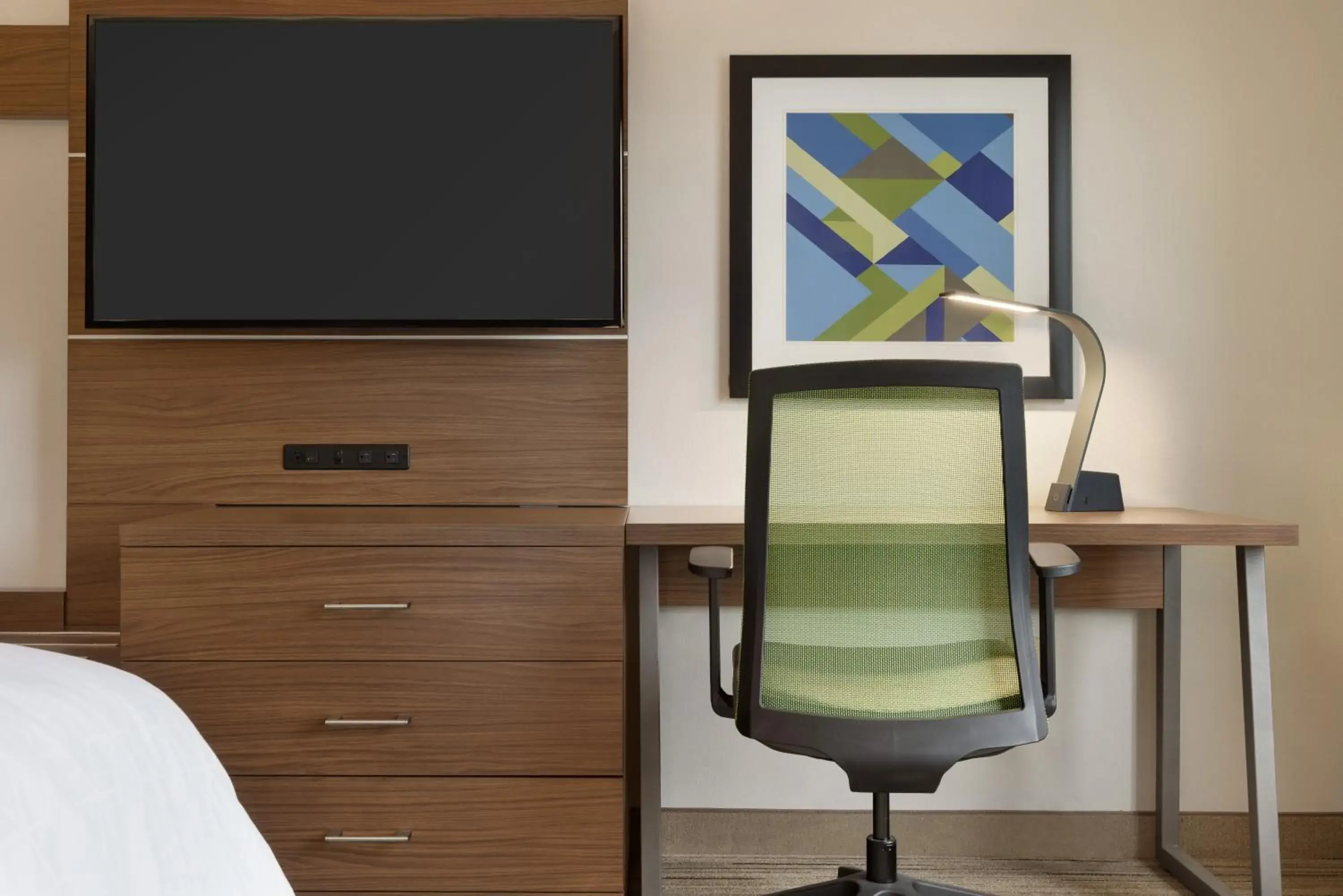 TV and multimedia, Bed in Holiday Inn Express Hotel & Suites Opelika Auburn by IHG TV and multimedia, Bed in Holiday Inn Express Hotel & Suites Opelika Auburn by IHG