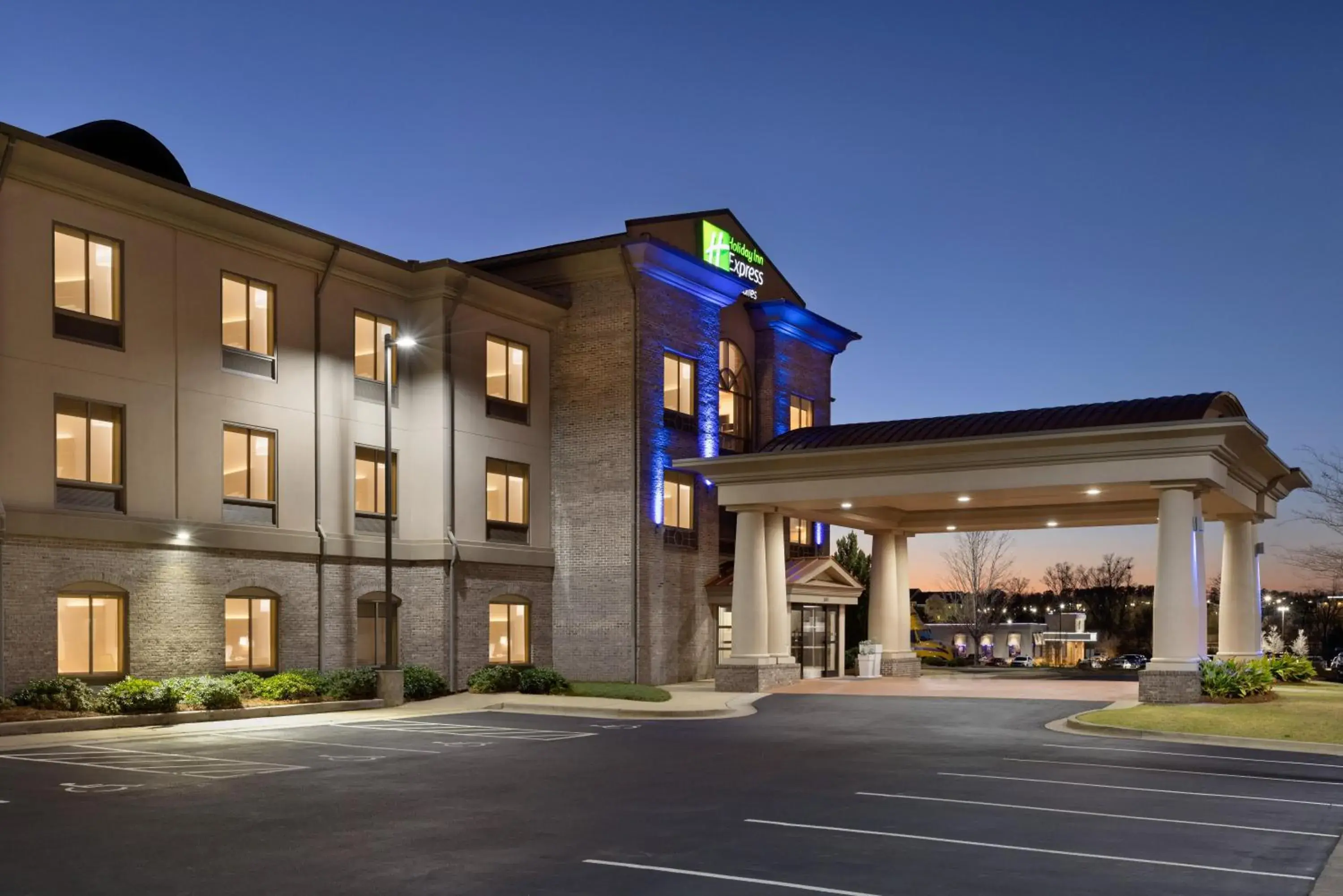 Property building in Holiday Inn Express Hotel & Suites Opelika Auburn by IHG Property building in Holiday Inn Express Hotel & Suites Opelika Auburn by IHG
