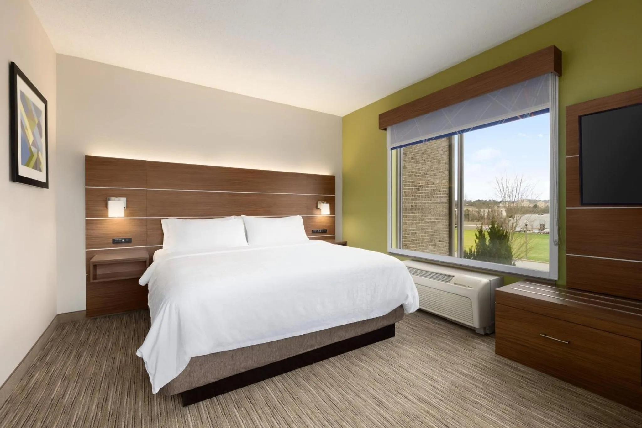 Photo of the whole room, Bed in Holiday Inn Express Hotel & Suites Opelika Auburn by IHG