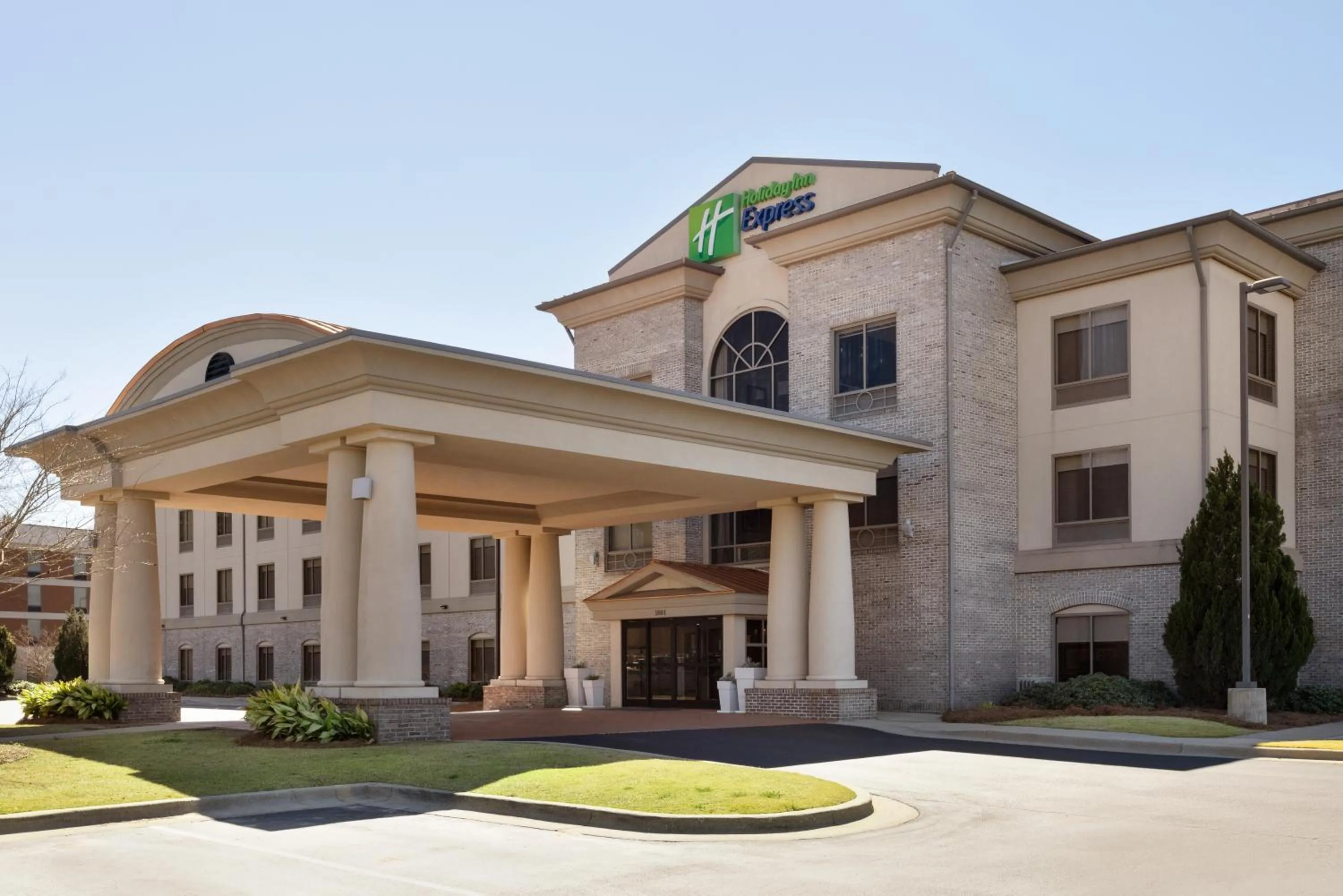 Property building in Holiday Inn Express Hotel & Suites Opelika Auburn by IHG