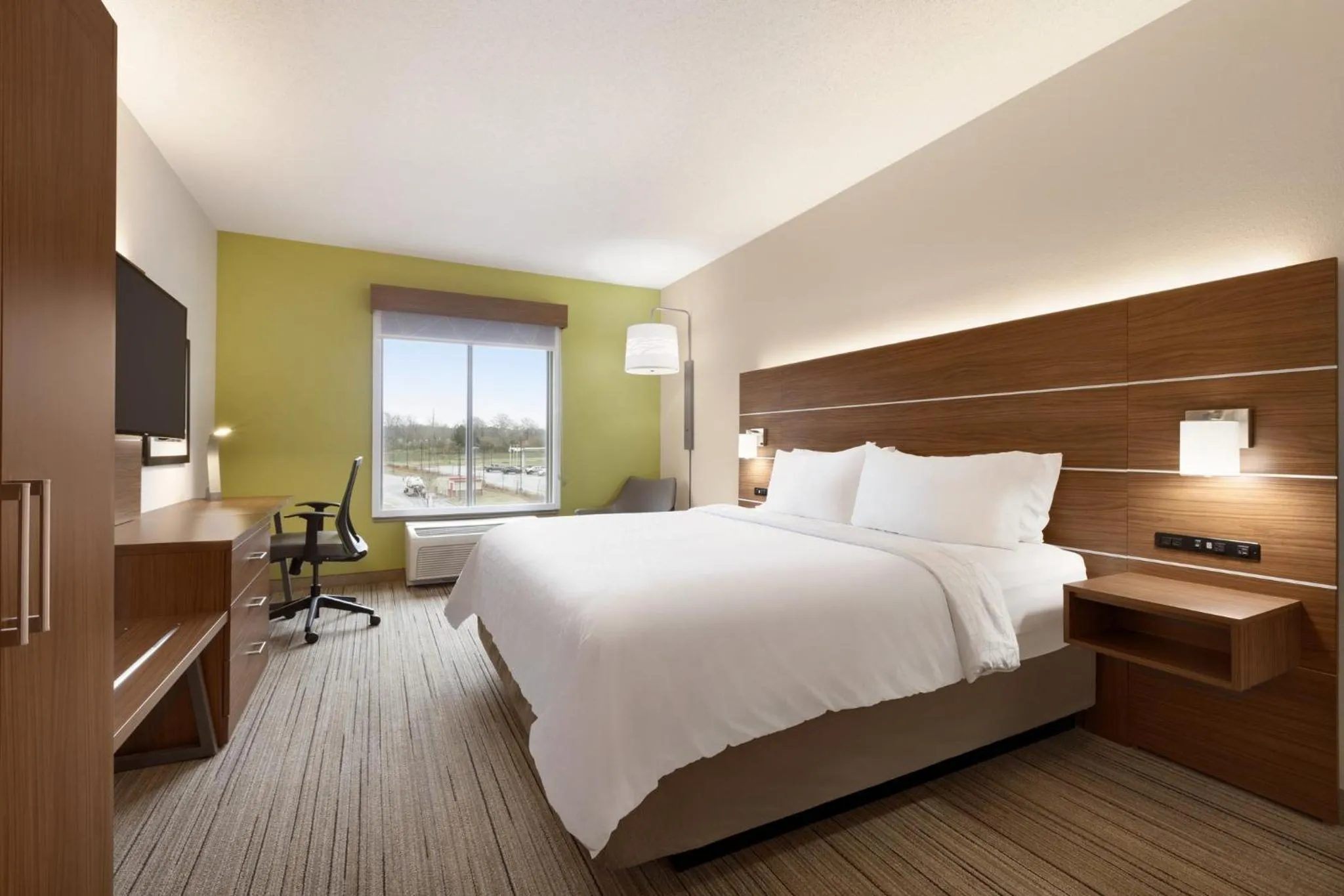 Photo of the whole room, Bed in Holiday Inn Express Hotel & Suites Opelika Auburn by IHG