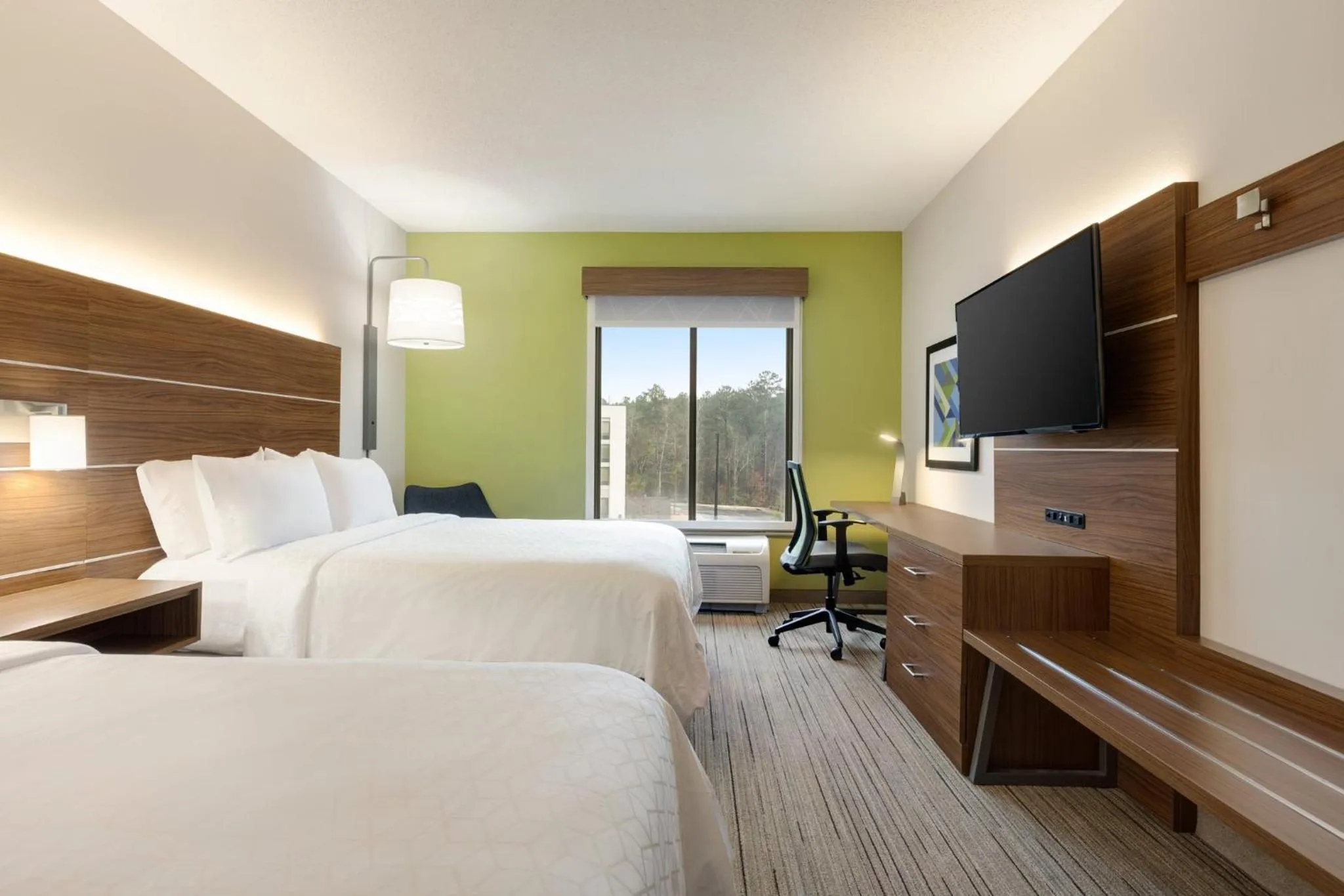 Photo of the whole room, Bed in Holiday Inn Express Hotel & Suites Opelika Auburn by IHG
