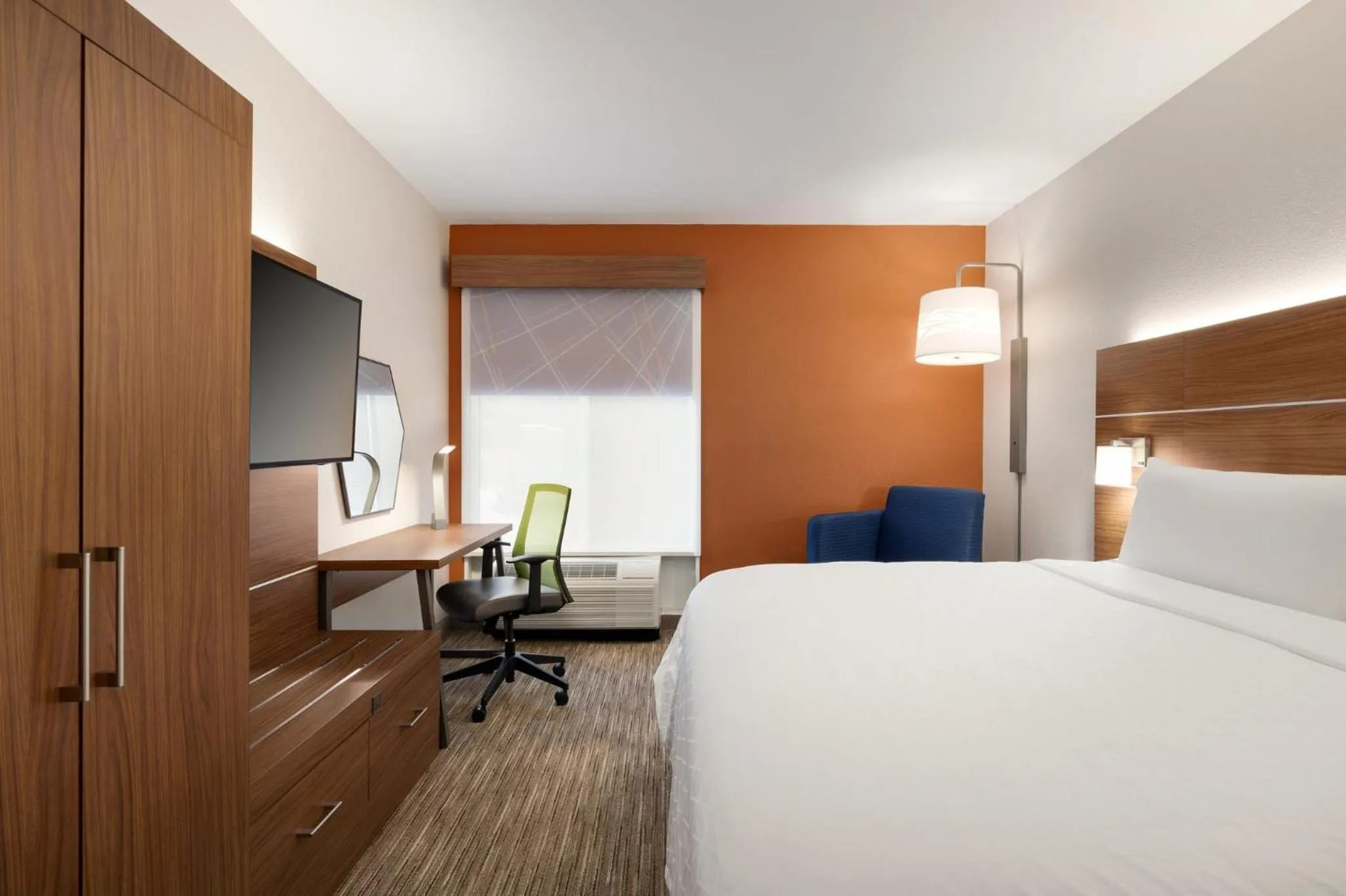 Photo of the whole room, Bed in Holiday Inn Express Hotel & Suites Opelika Auburn by IHG