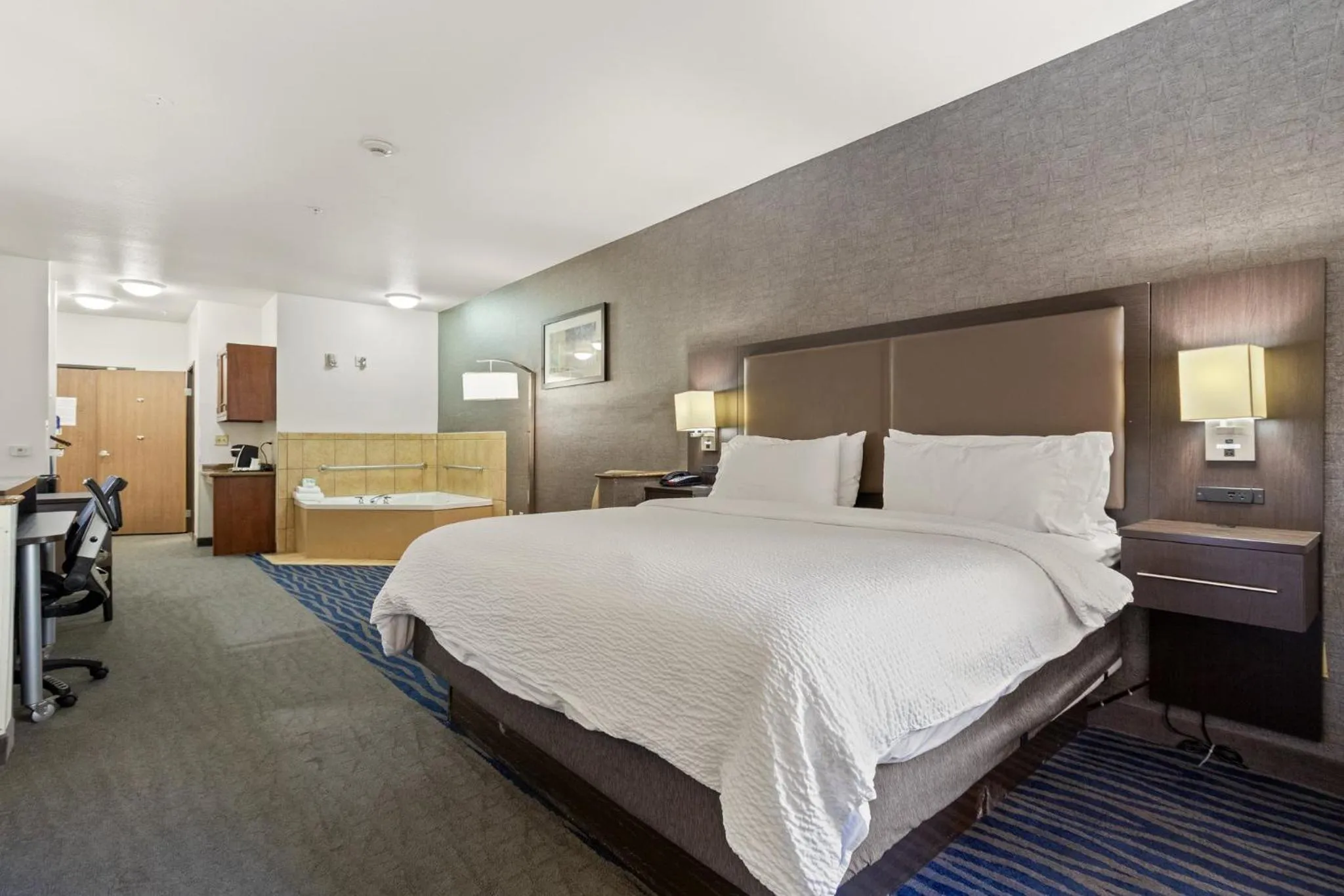 Photo of the whole room, Bed in Holiday Inn Express Hotel & Suites Barstow by IHG
