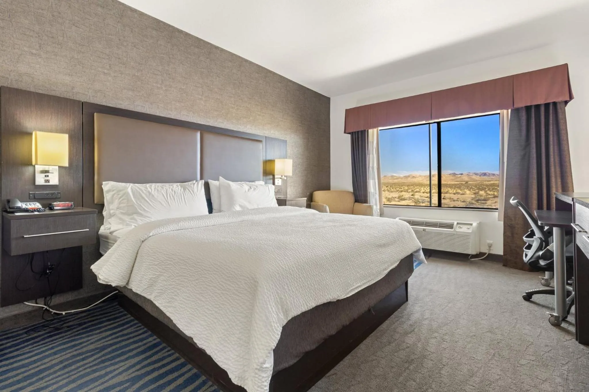 Photo of the whole room, Bed in Holiday Inn Express Hotel & Suites Barstow by IHG