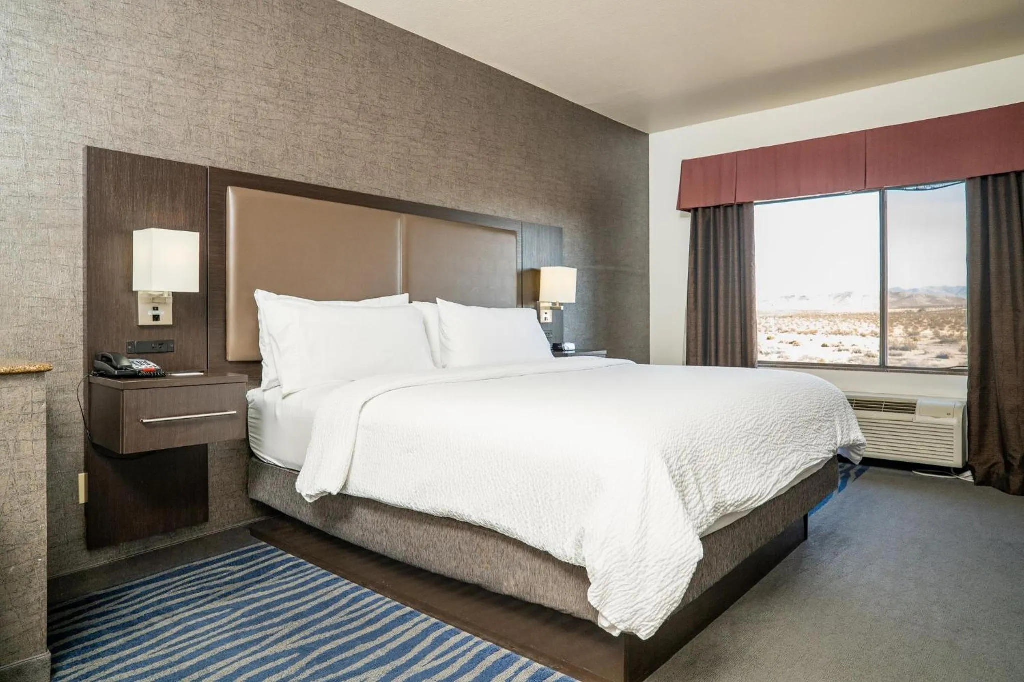 Photo of the whole room, Bed in Holiday Inn Express Hotel & Suites Barstow by IHG