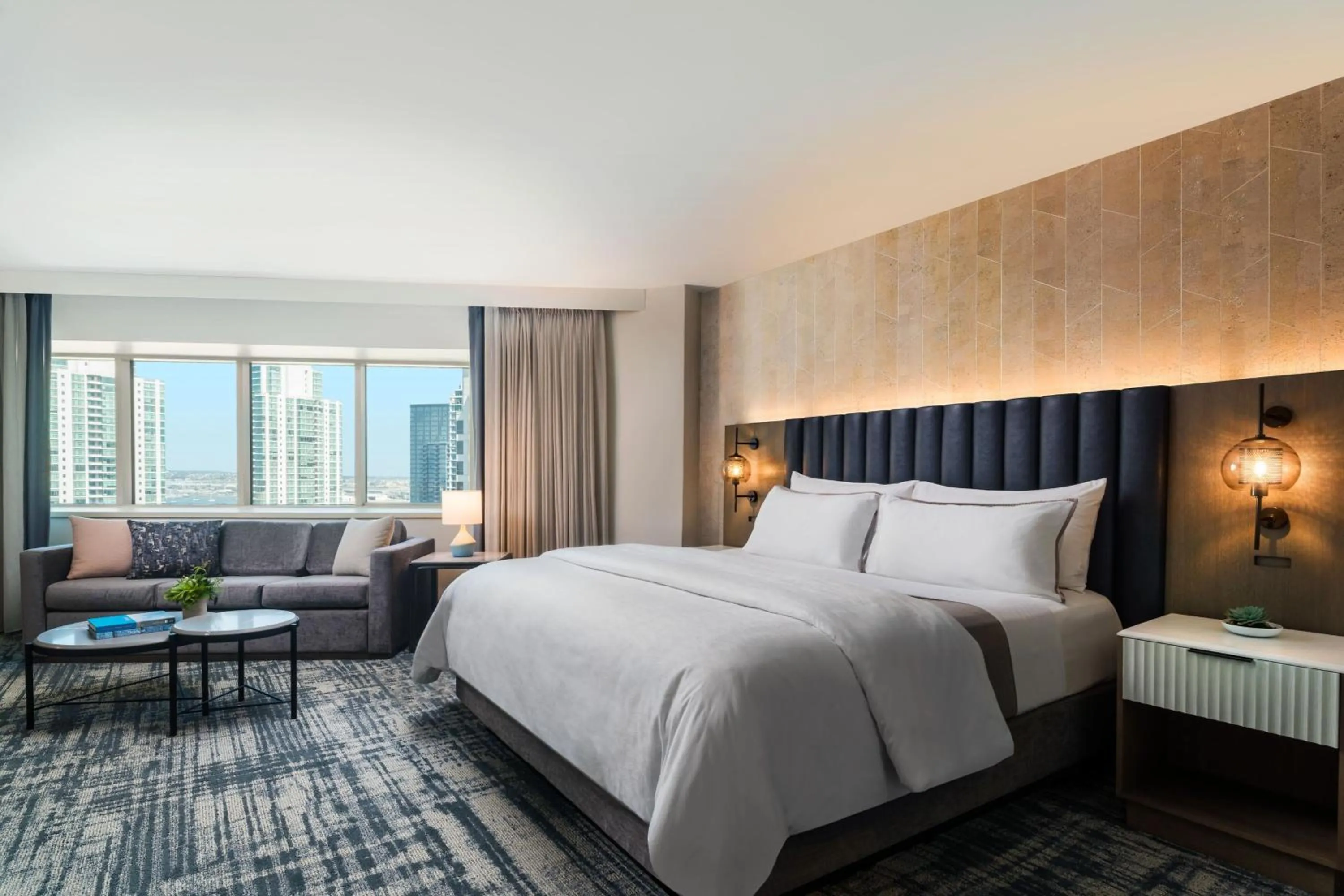 Photo of the whole room, Bed in The Westin San Diego Bayview