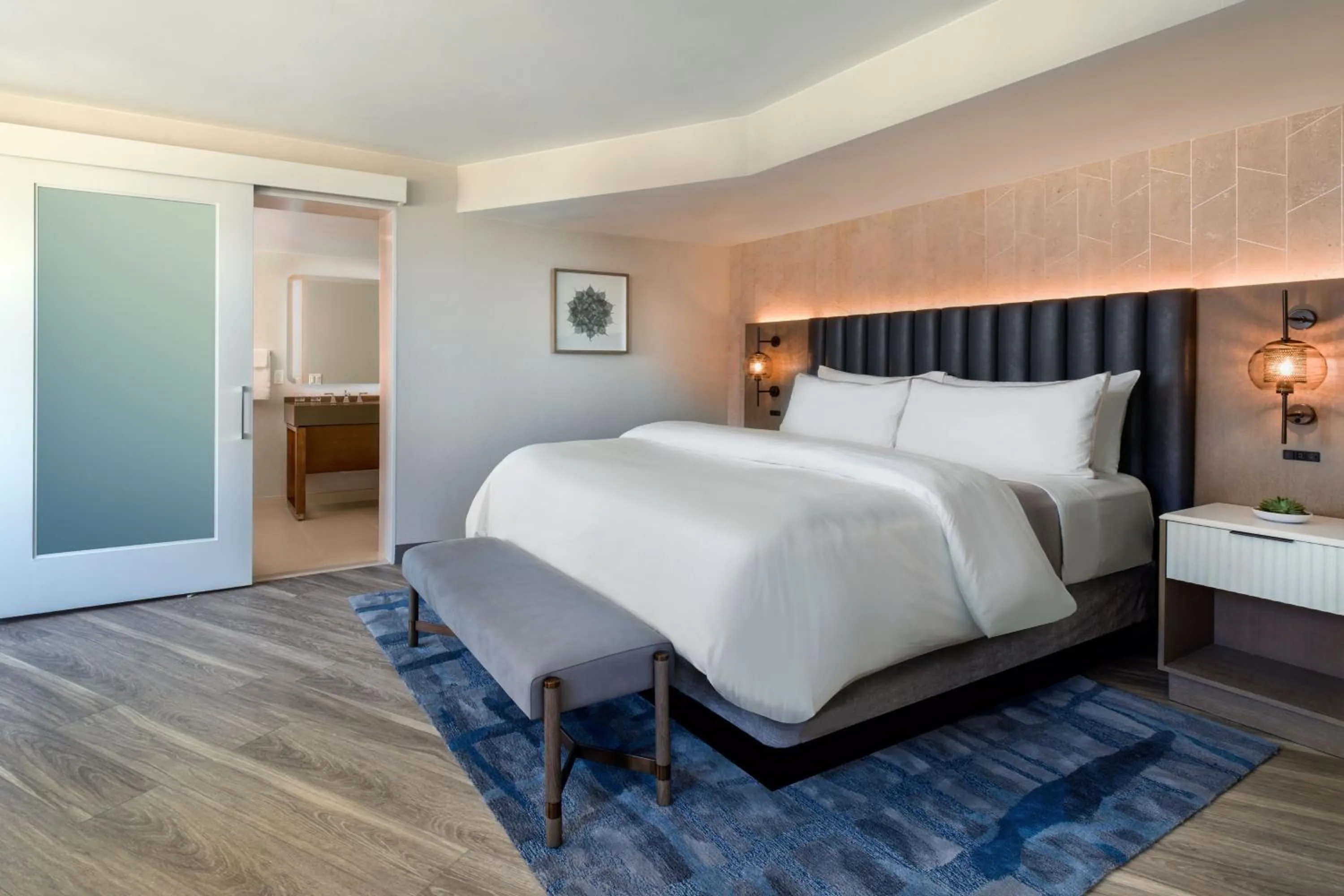 Photo of the whole room, Bed in The Westin San Diego Bayview