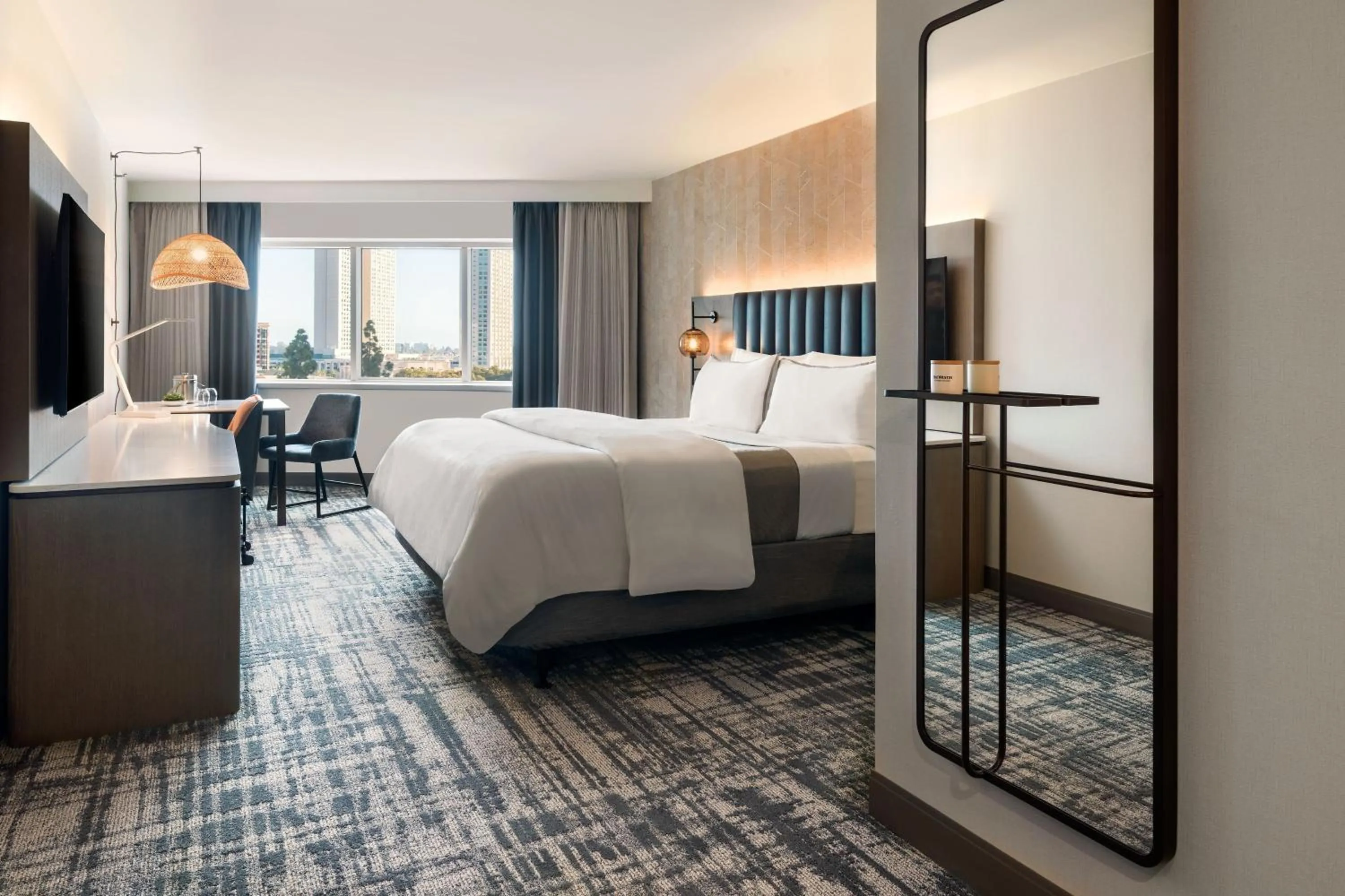 Photo of the whole room, Bed in The Westin San Diego Bayview