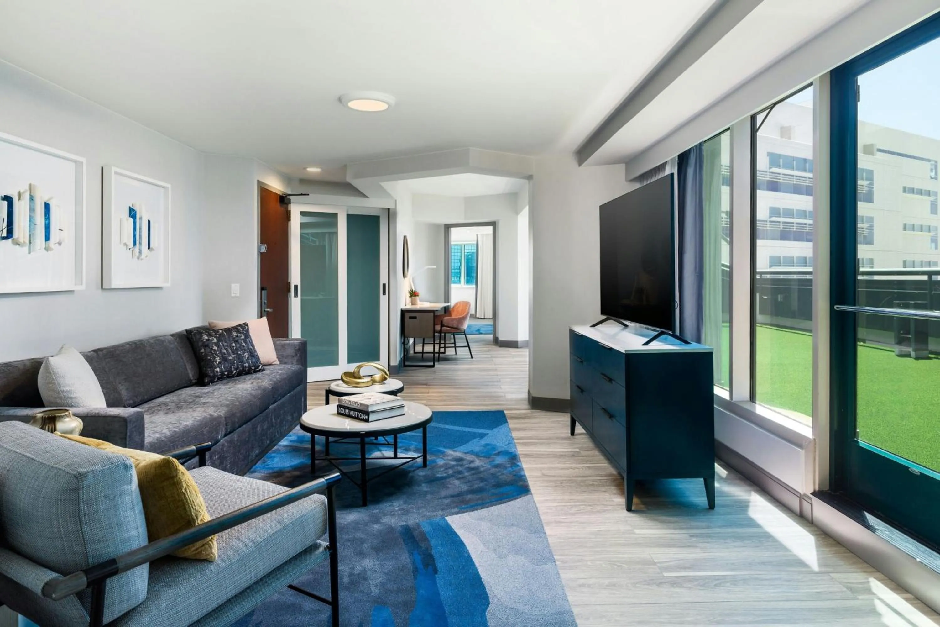 Living room in The Westin San Diego Bayview