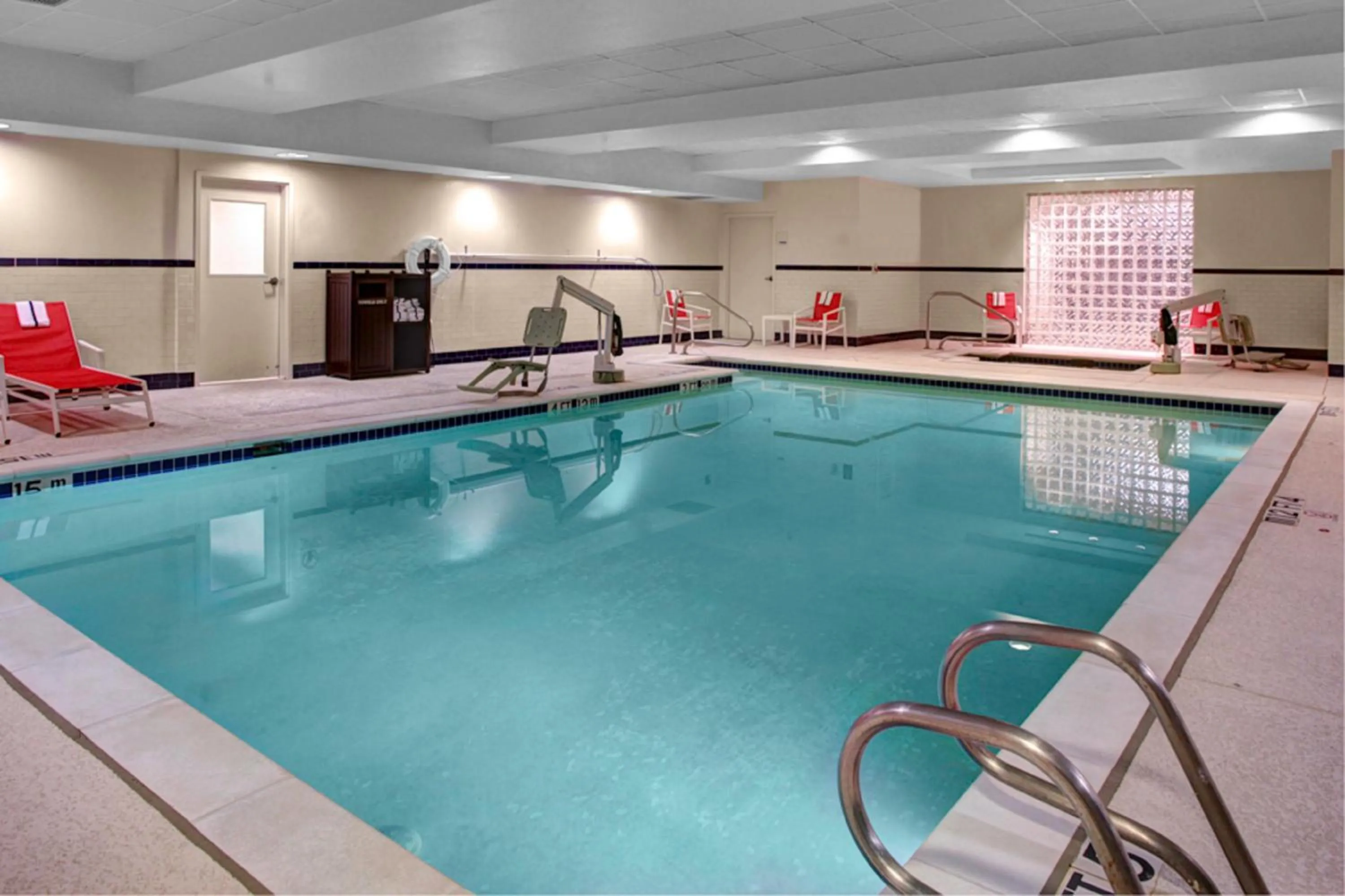 Swimming pool in Holiday Inn Express Ashland by IHG