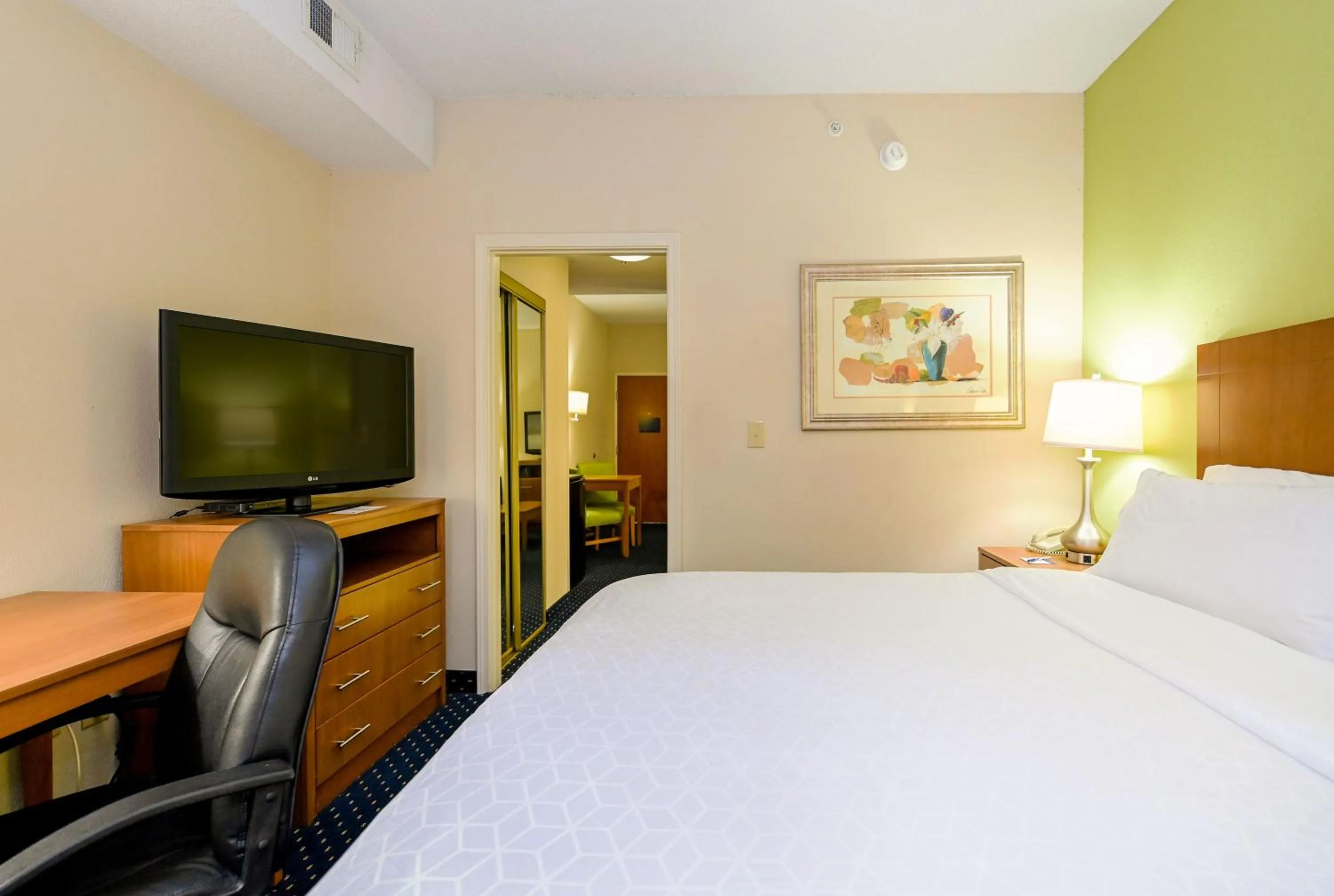 Photo of the whole room, Bed in Holiday Inn Express Ashland by IHG
